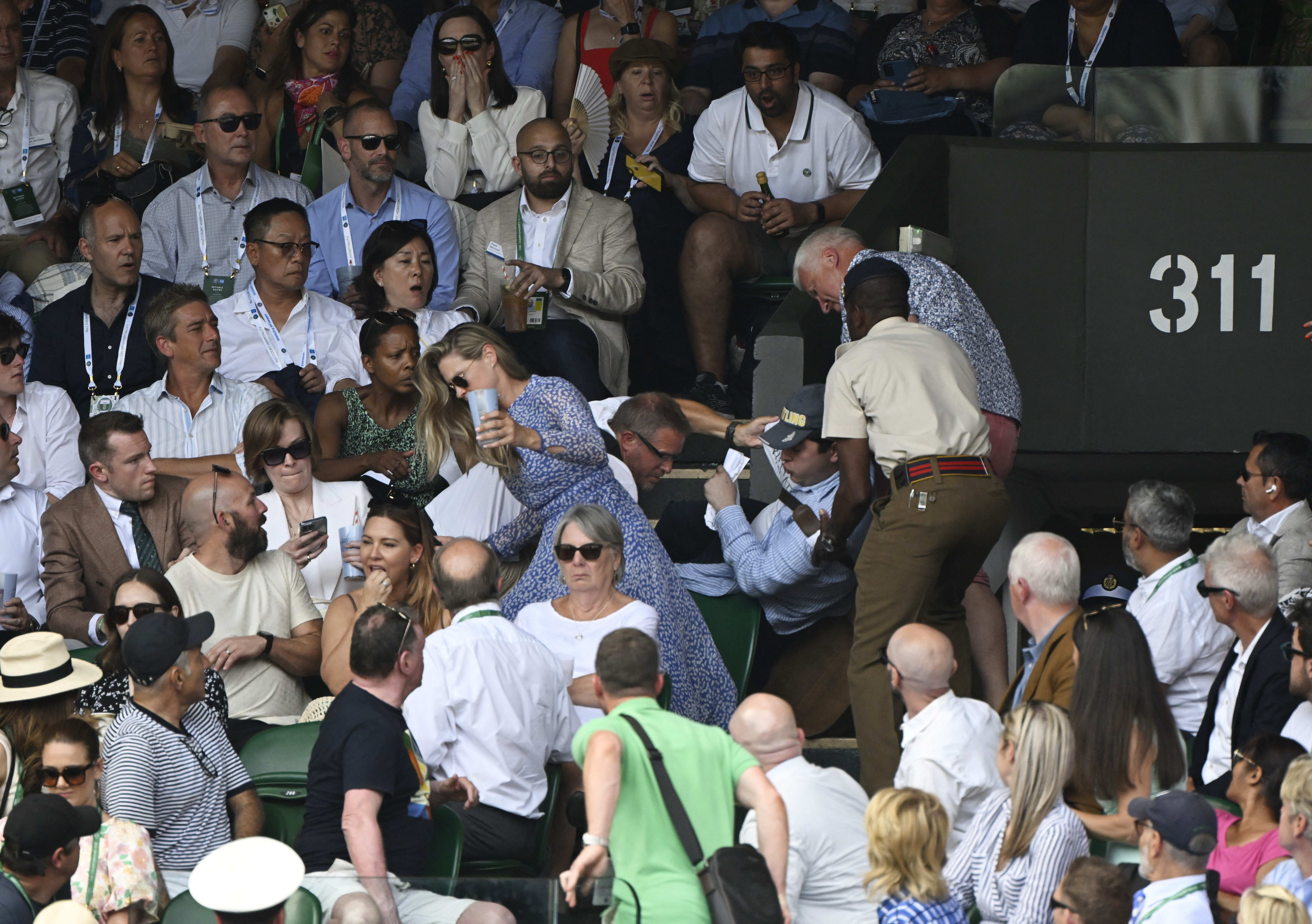 אוהד מוצא מהיציע בגמר ווימבלדון: נובאק דג'וקוביץ' מול ניק קיריוס