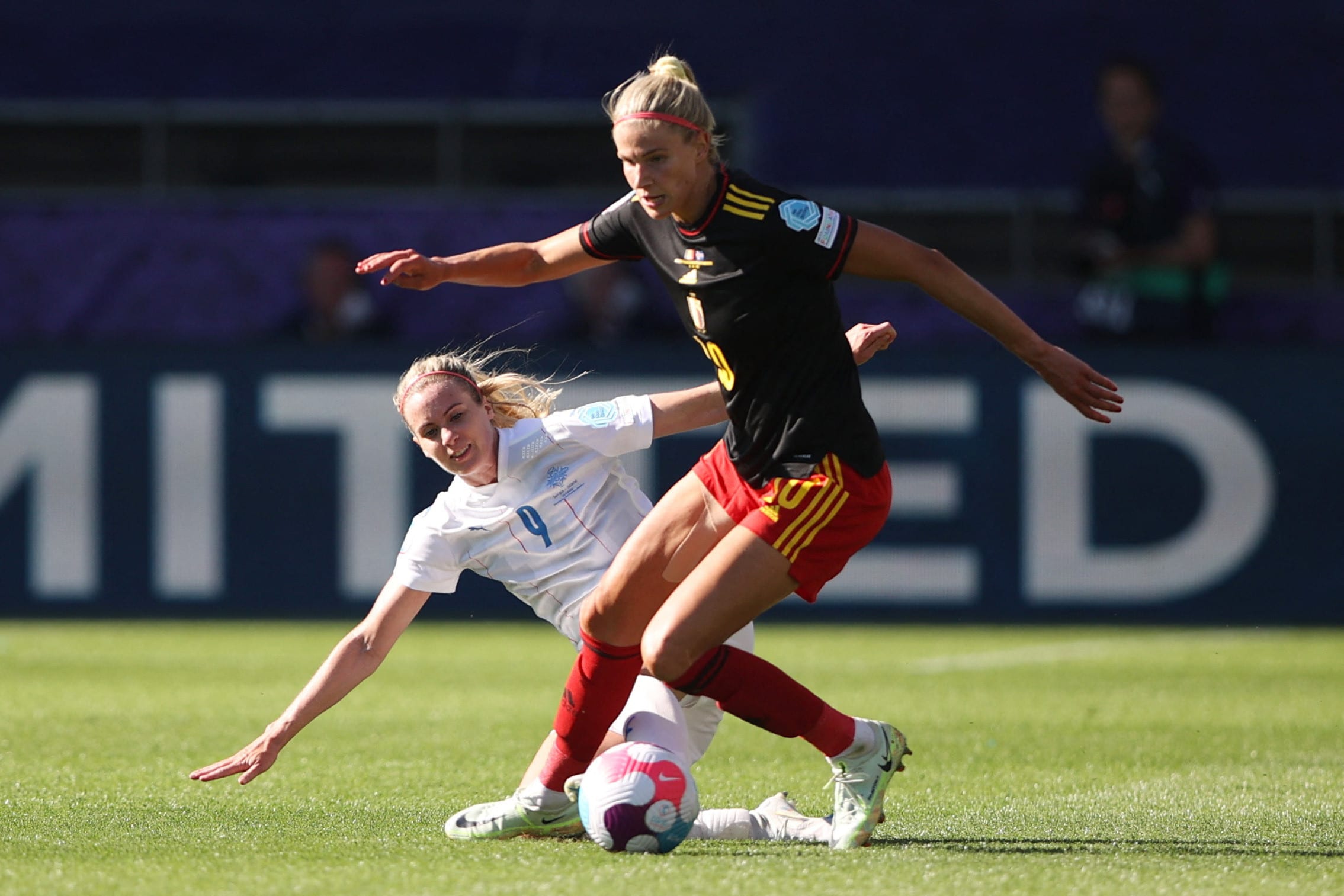 כדורגלנית נבחרת בלגיה ז'סטין ואן הייברמייט מול כדורגלנית נבחרת איסלנד ברגלינד ת'ורבאלדסותיר