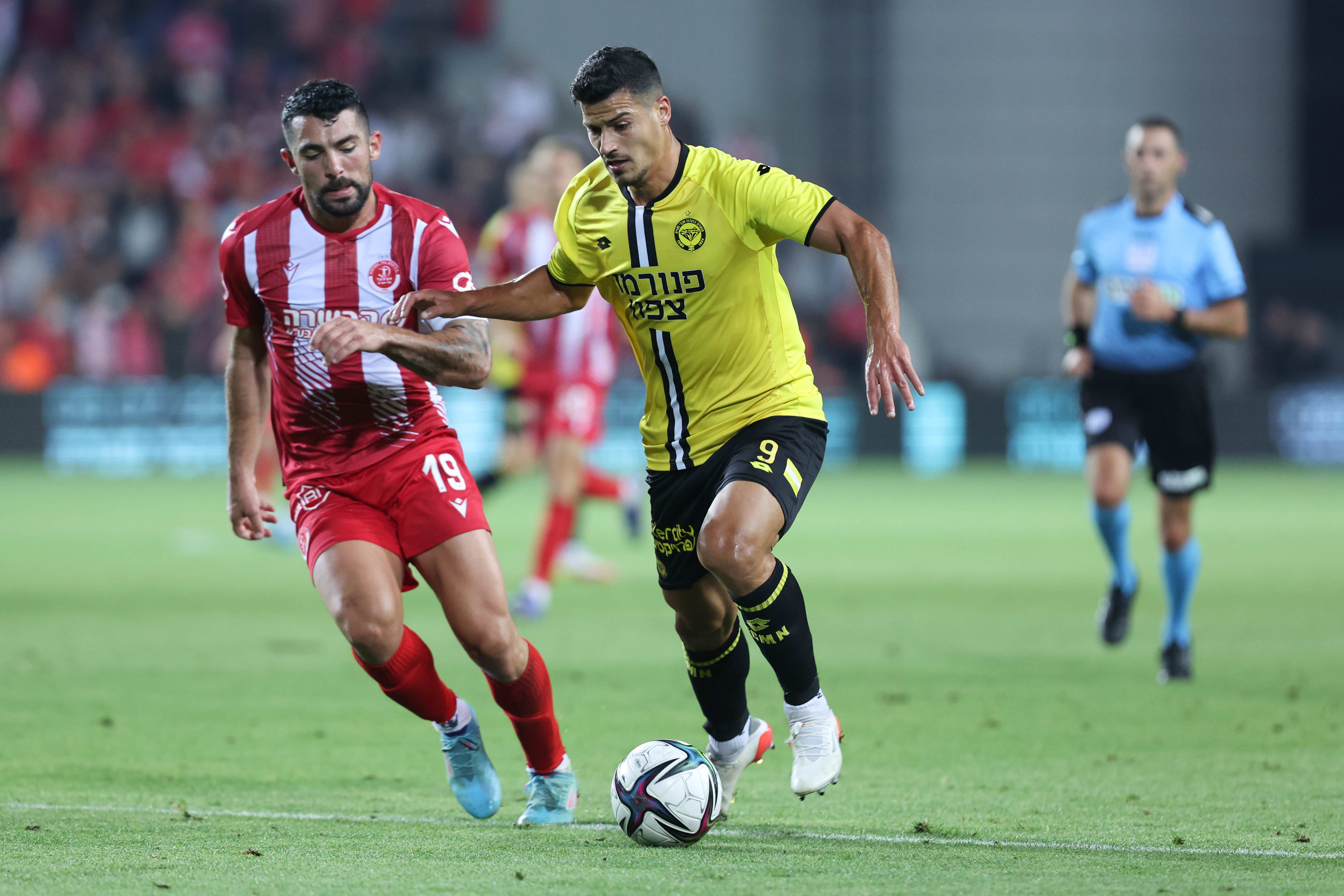 שחקן מכבי נתניה יניב מזרחי, מול שי אליאס, שחקן הפועל תל אביב