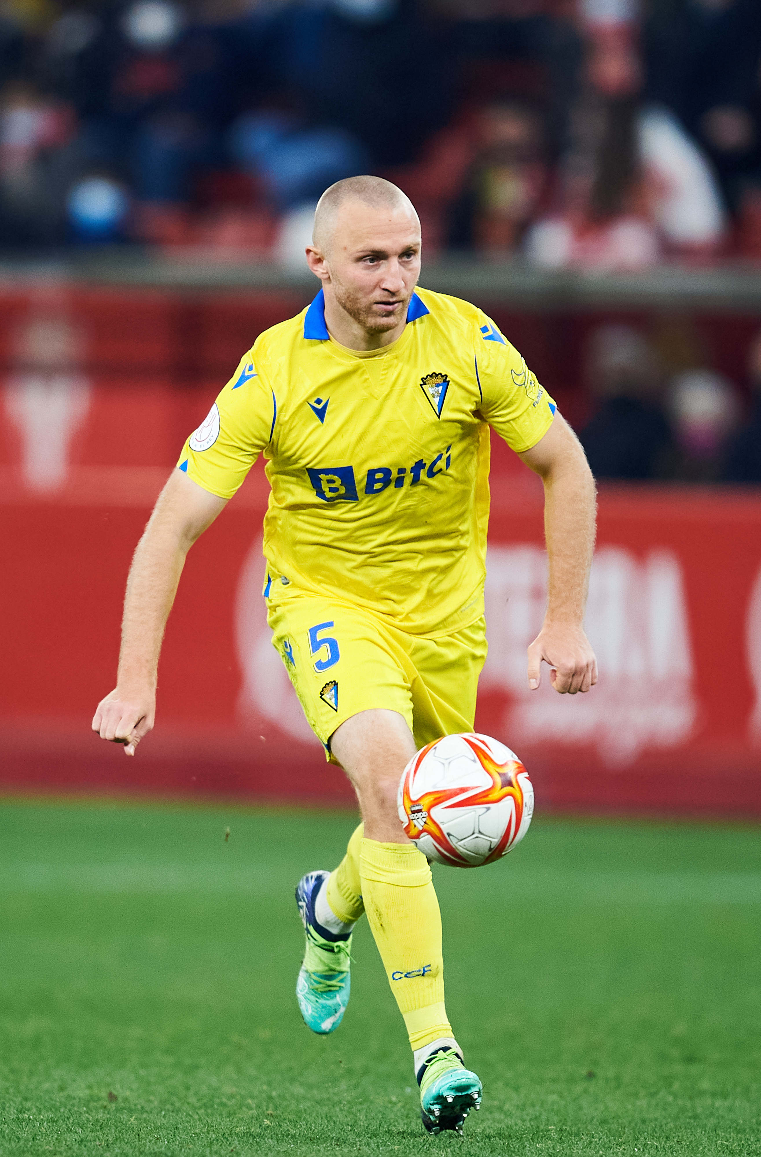 הבלם הארמני ורזדאט הארויאן במדי קאדיס