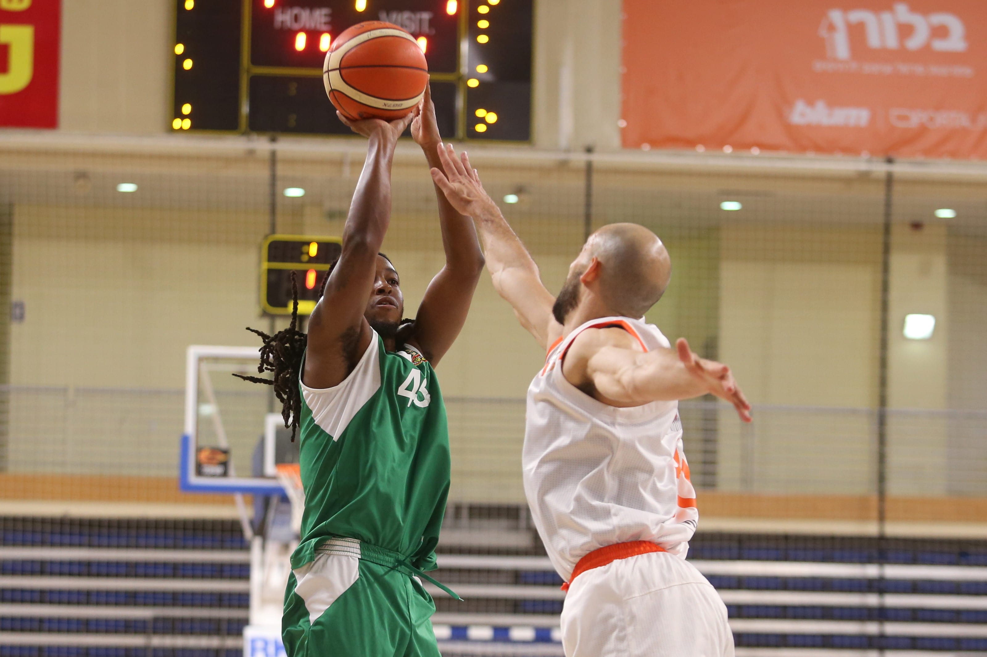 שחקן מכבי חיפה ספידי סמית' מול שחקן מכבי ראשון לציון נמרוד טישמן