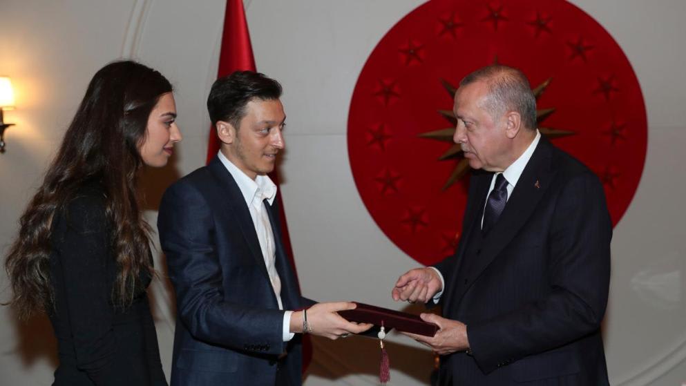 מסוט אוזיל שחקן ארסנל עם ארוסתו ונשיא טורקיה רג'פ טאיפ ארדואן