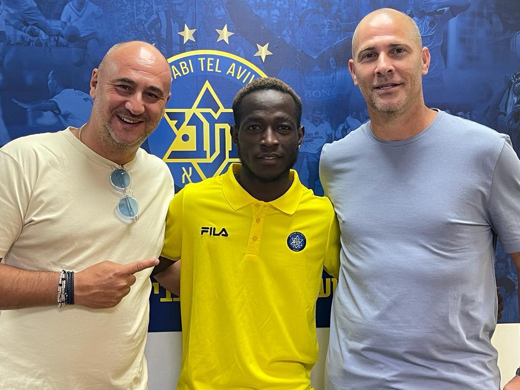 פארפה גיאגון עם סוכנו אבי נמני אחרי החתימה על חוזה חדש בשורות מכבי תל אביב