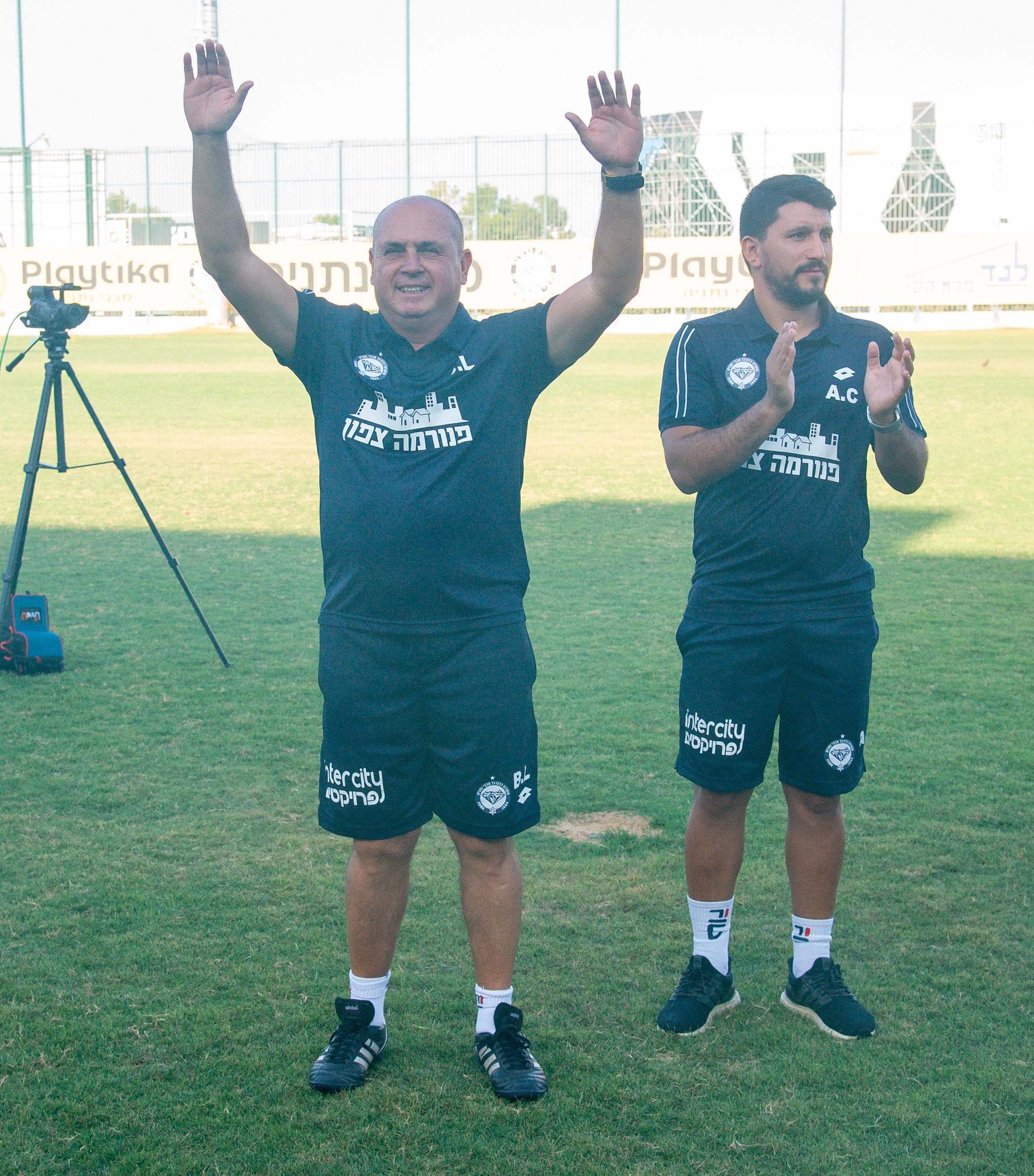 בני לם מאמן מכבי נתניה, מאחוריו המנהל המקצועי אלמוג כהן