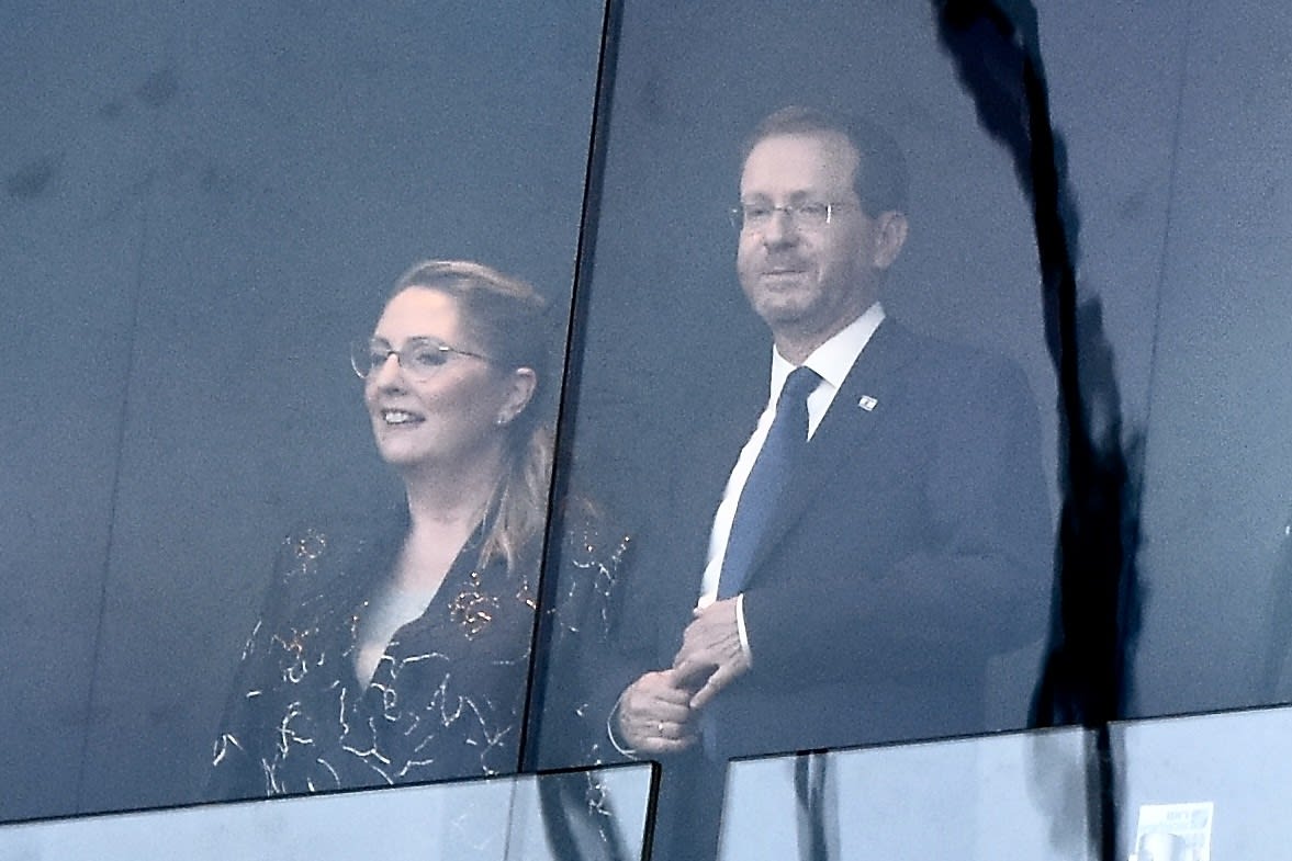 נשיא המדינה יצחק בוז'י הרצוג עם רעייתו מיכל בטקס הפתיחה של המכביה ה-21