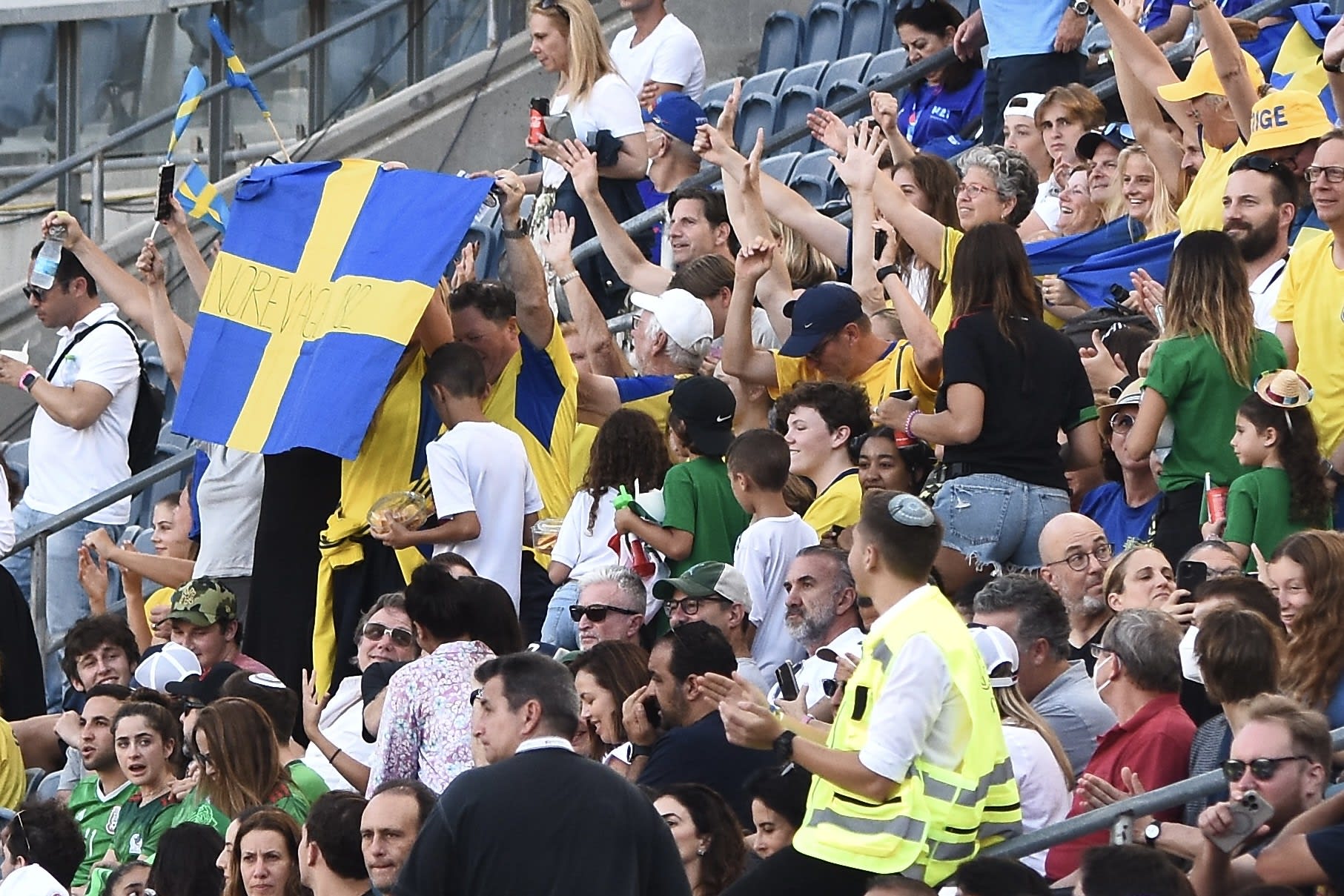 אוהדים שבדים בטקס הפתיחה של המכביה ה-21