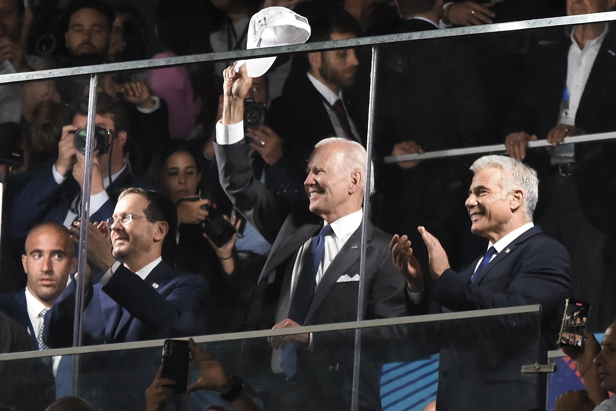 נשיא ארצות הברית ג'ו ביידן עם ראש ממשלת ישראל יאיר לפיד ונשיא המדינה יצחק בוז'י הרצוג