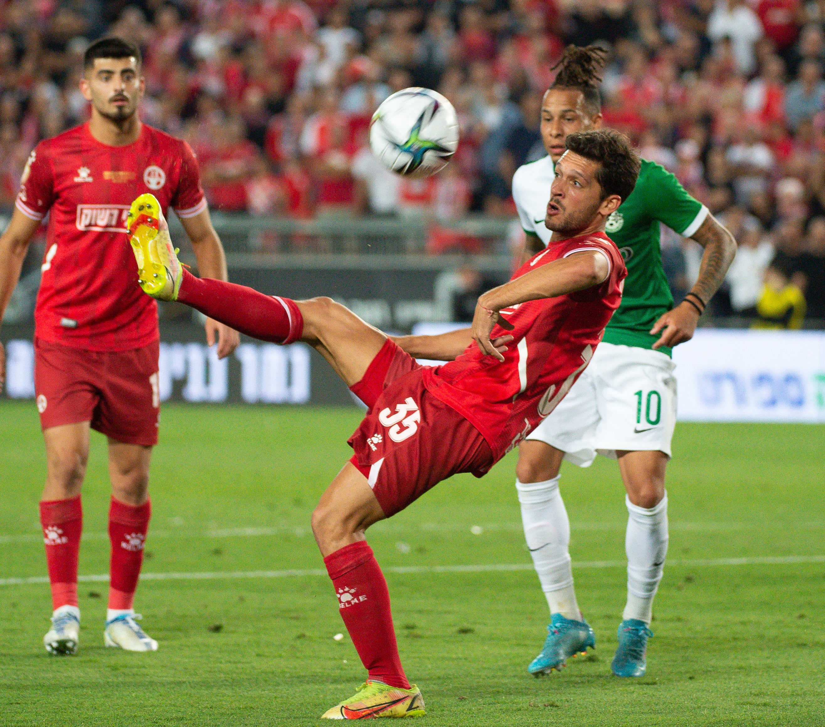 שחקן הפועל באר שבע מריאנו באריירו מול שחקן מכבי חיפה צ'ארון שרי