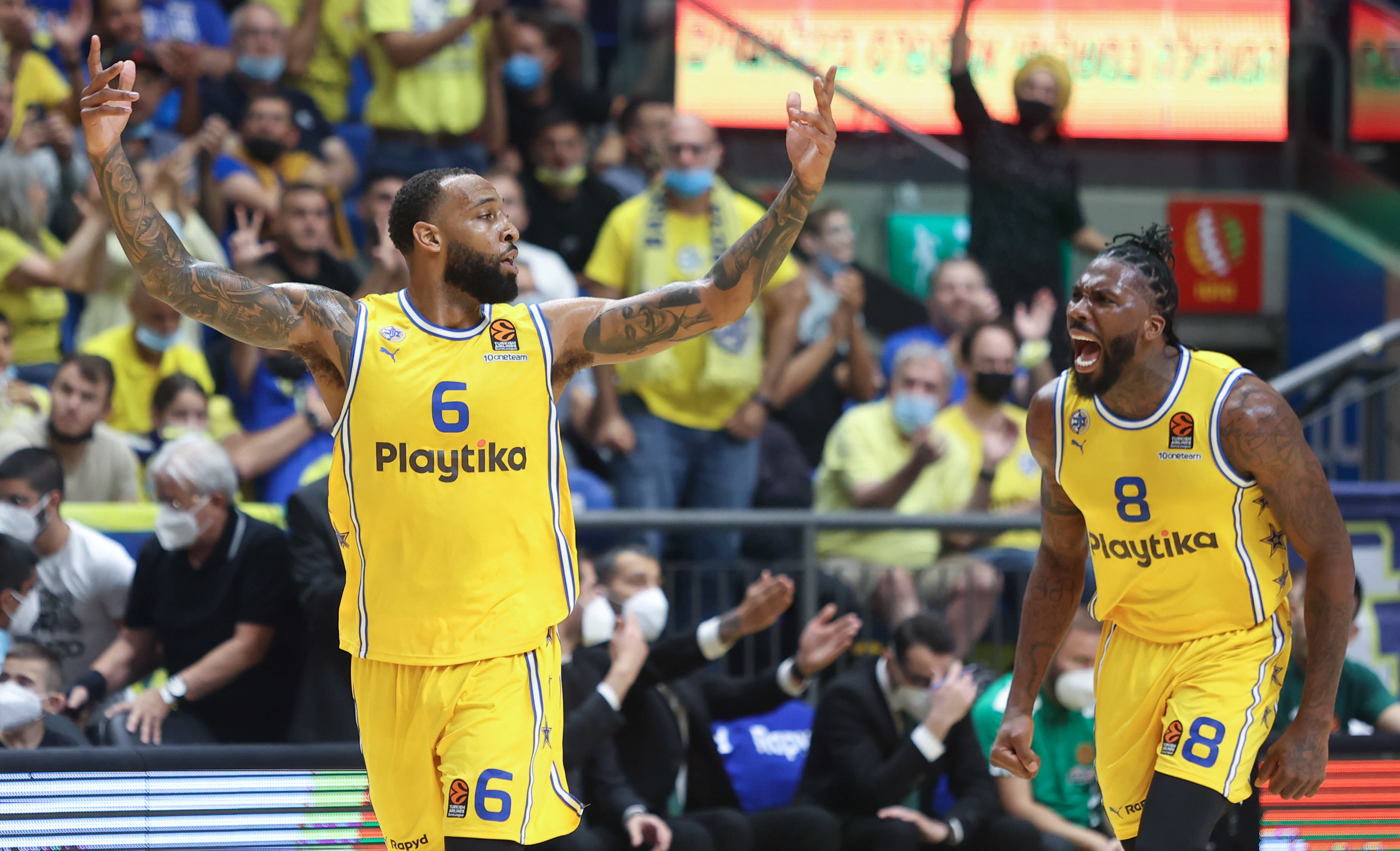 שחקן מכבי תל אביב דרק וויליאמס עם ג'יילן ריינולדס