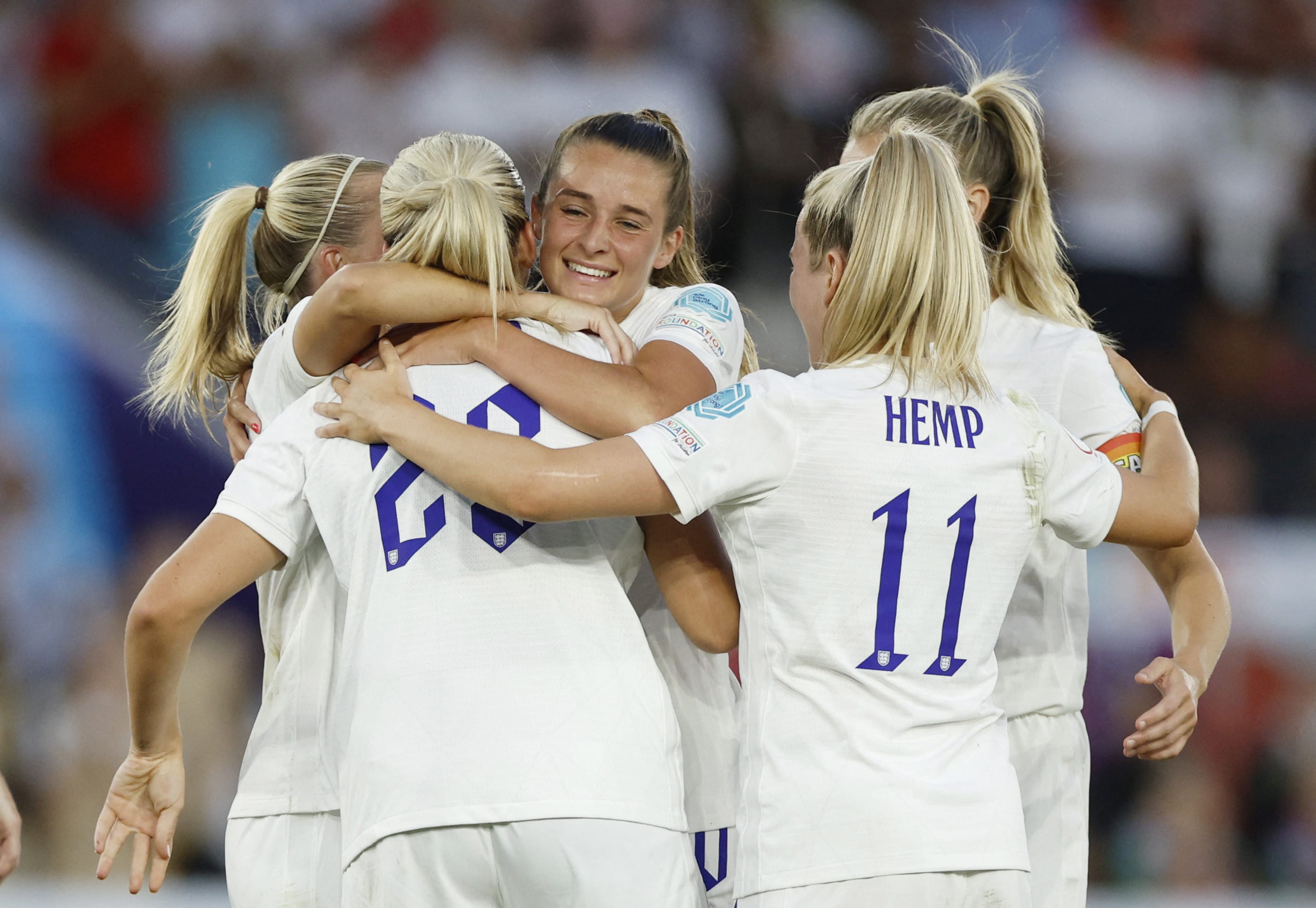 שחקניות נבחרת אנגליה חוגגות עם אלסיה רוסו