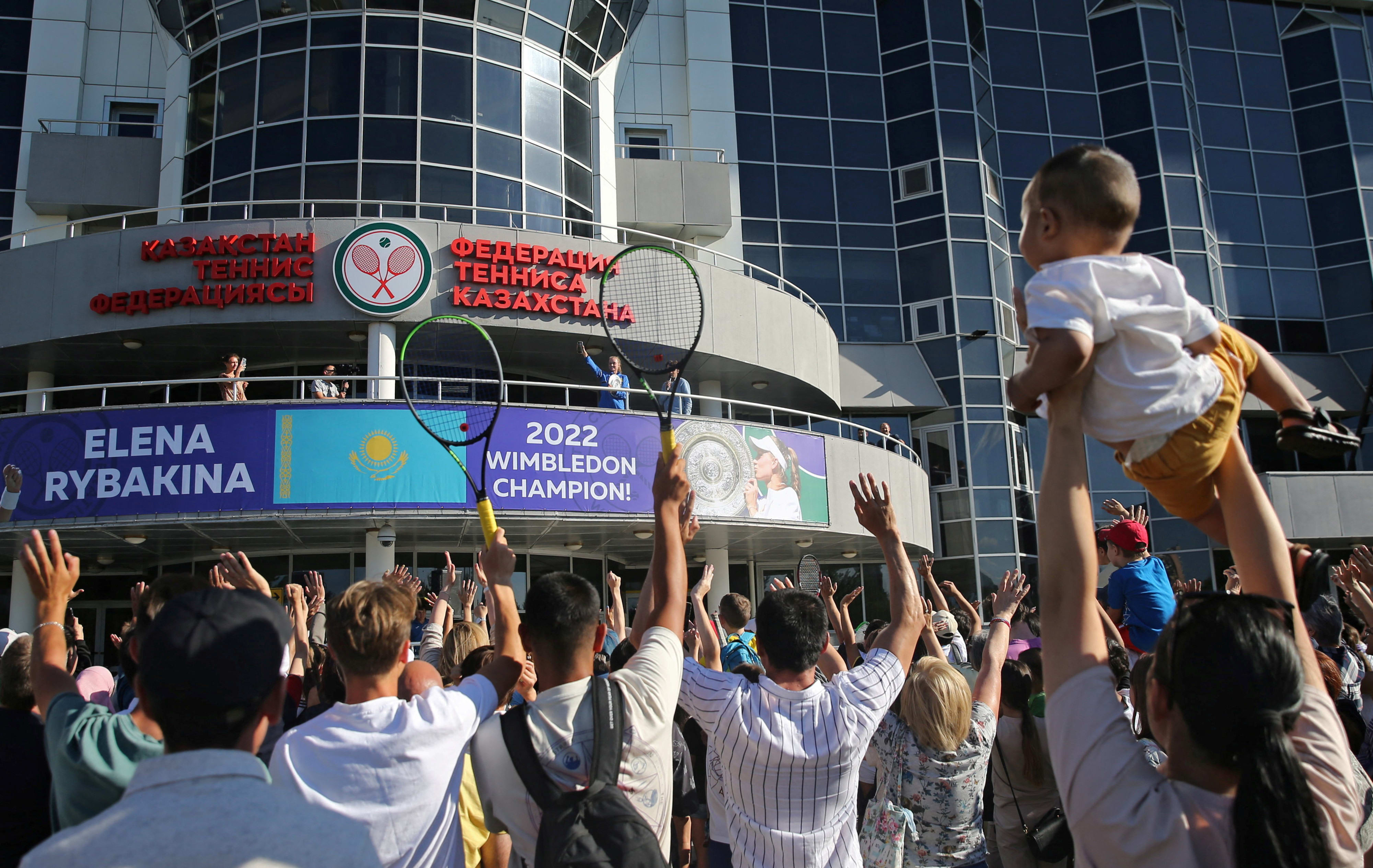 אלנה ריבאקינה טניסאית קזחית חוגגת עם אוהדים