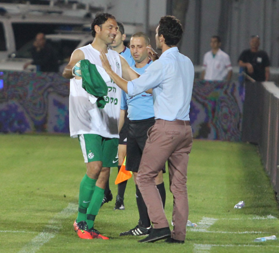 ניר דוידוביץ' שוער מכבי חיפה הפורש עם מאמנו אריק בנאדו