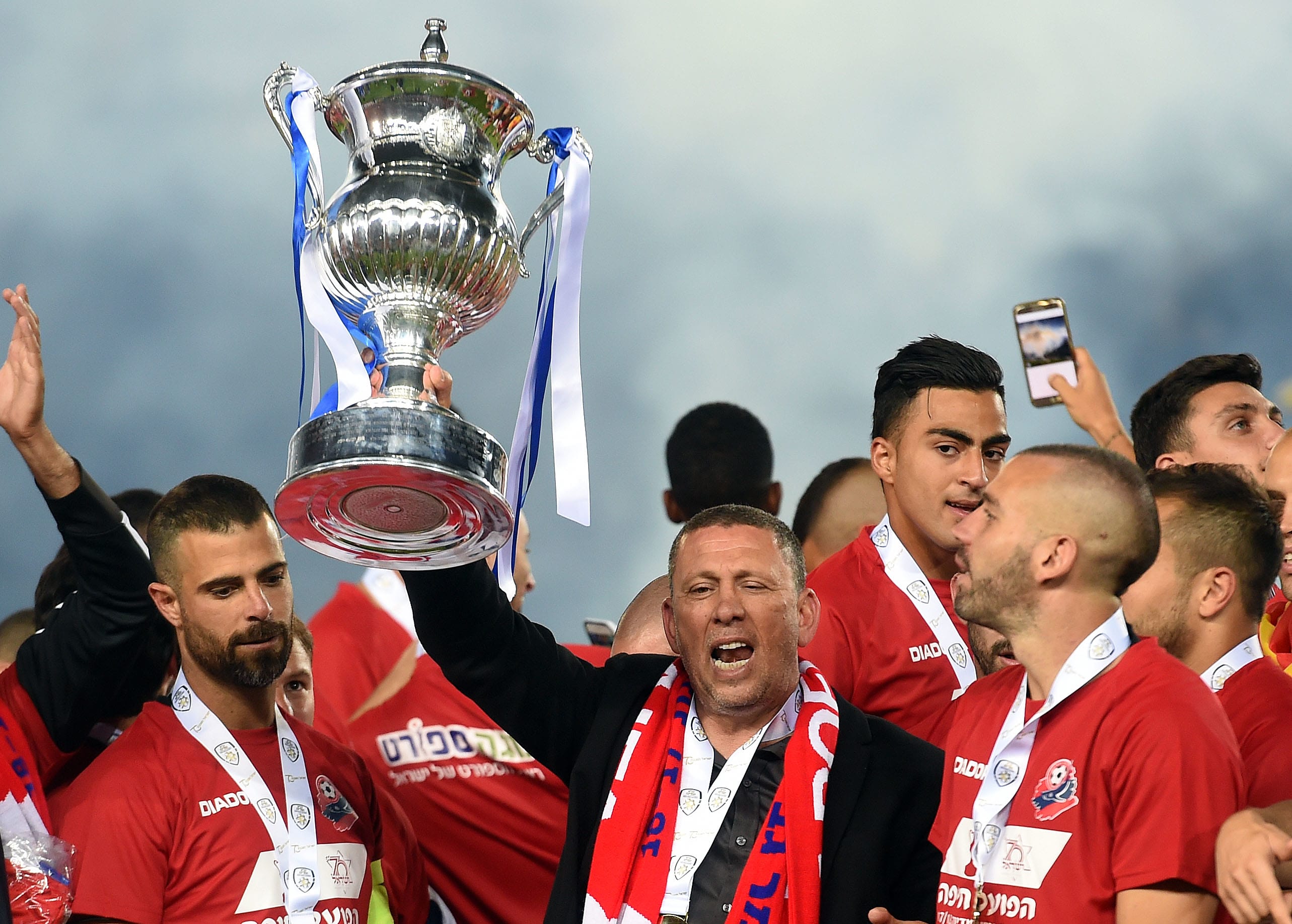 מאמן הפועל חיפה ניר קלינגר עם גביע המדינה