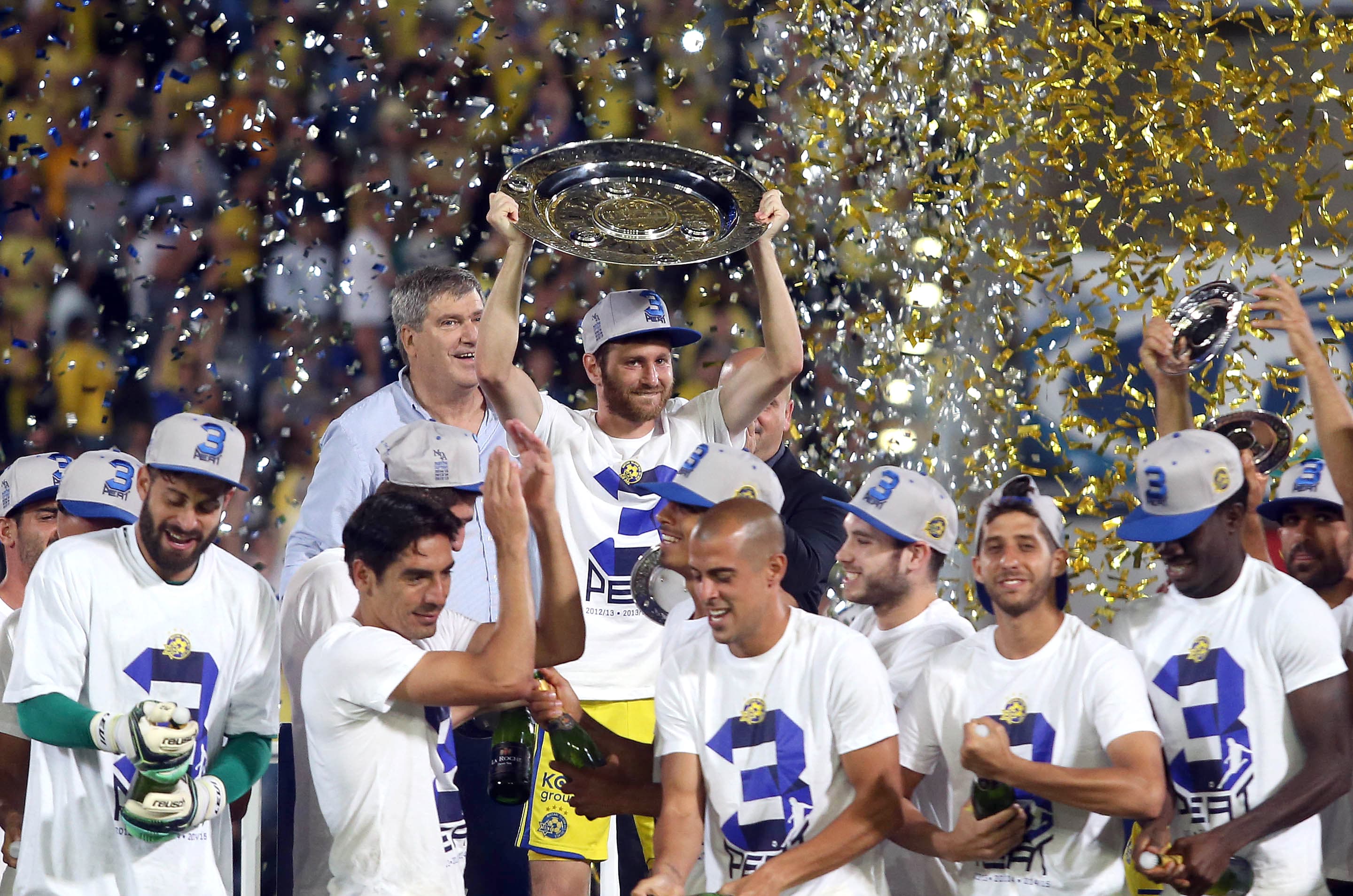 שרן ייני שחקני מכבי תל אביב מניפים את צלחת האליפות