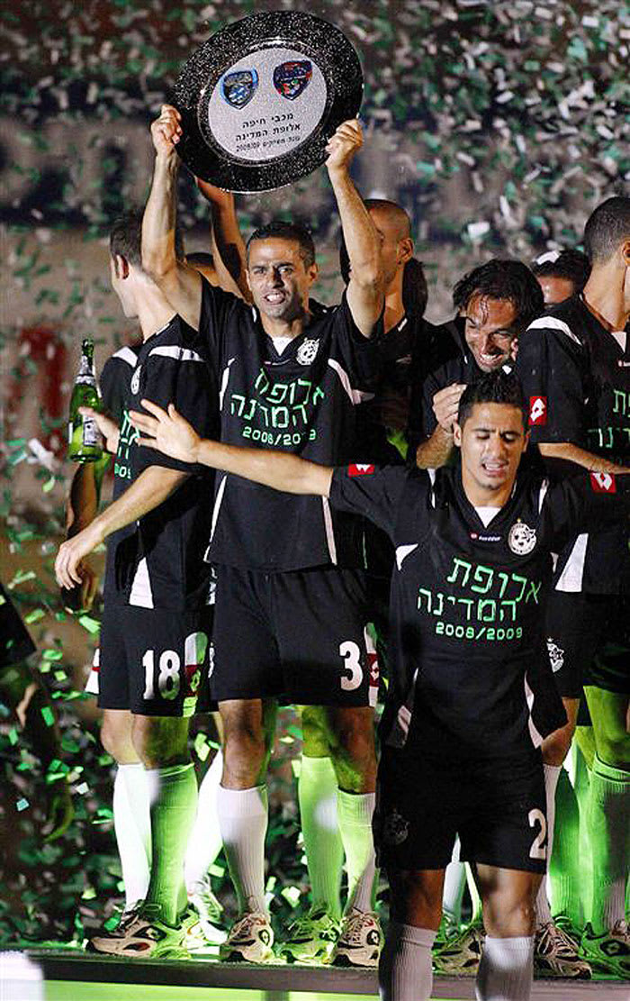 אלון חרזי שחקן מכבי חיפה מניף את צלחת האליפות
