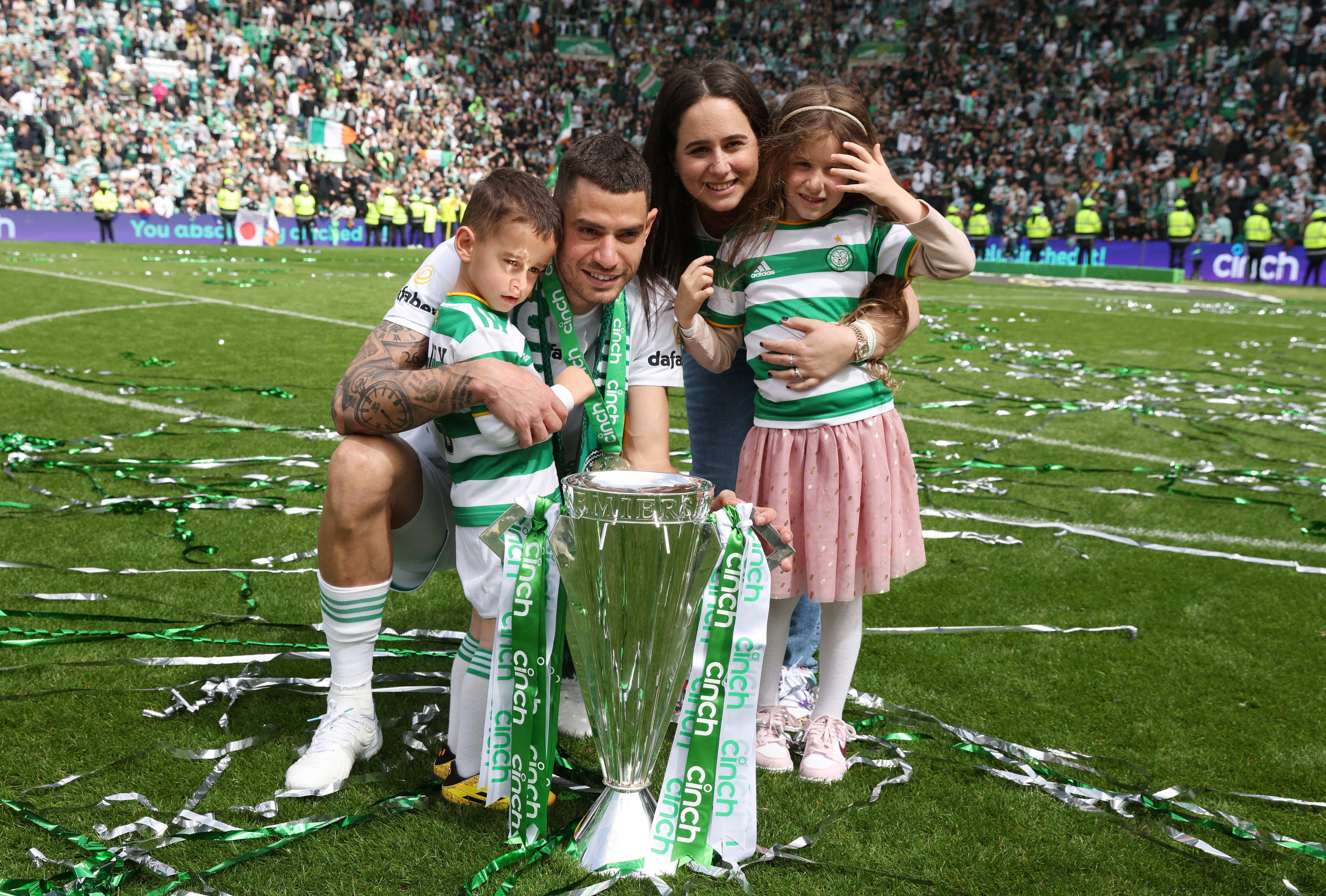 ניר ביטון שחקן סלטיק עם משפחתו