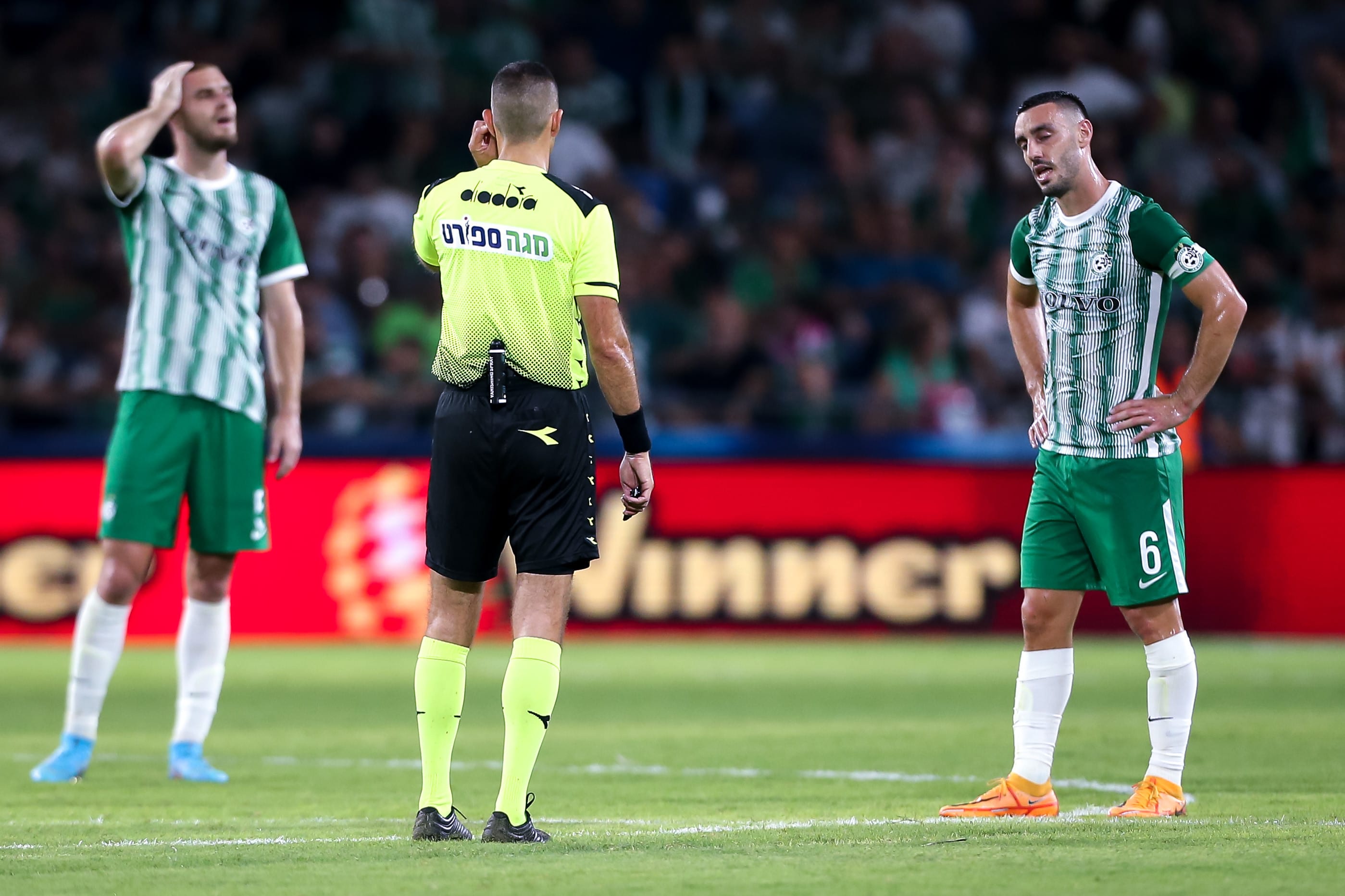 שופט הכדורגל רועי ריינשרייבר מחכה להחלטת VAR, שחקן מכבי חיפה נטע לביא מאוכזב