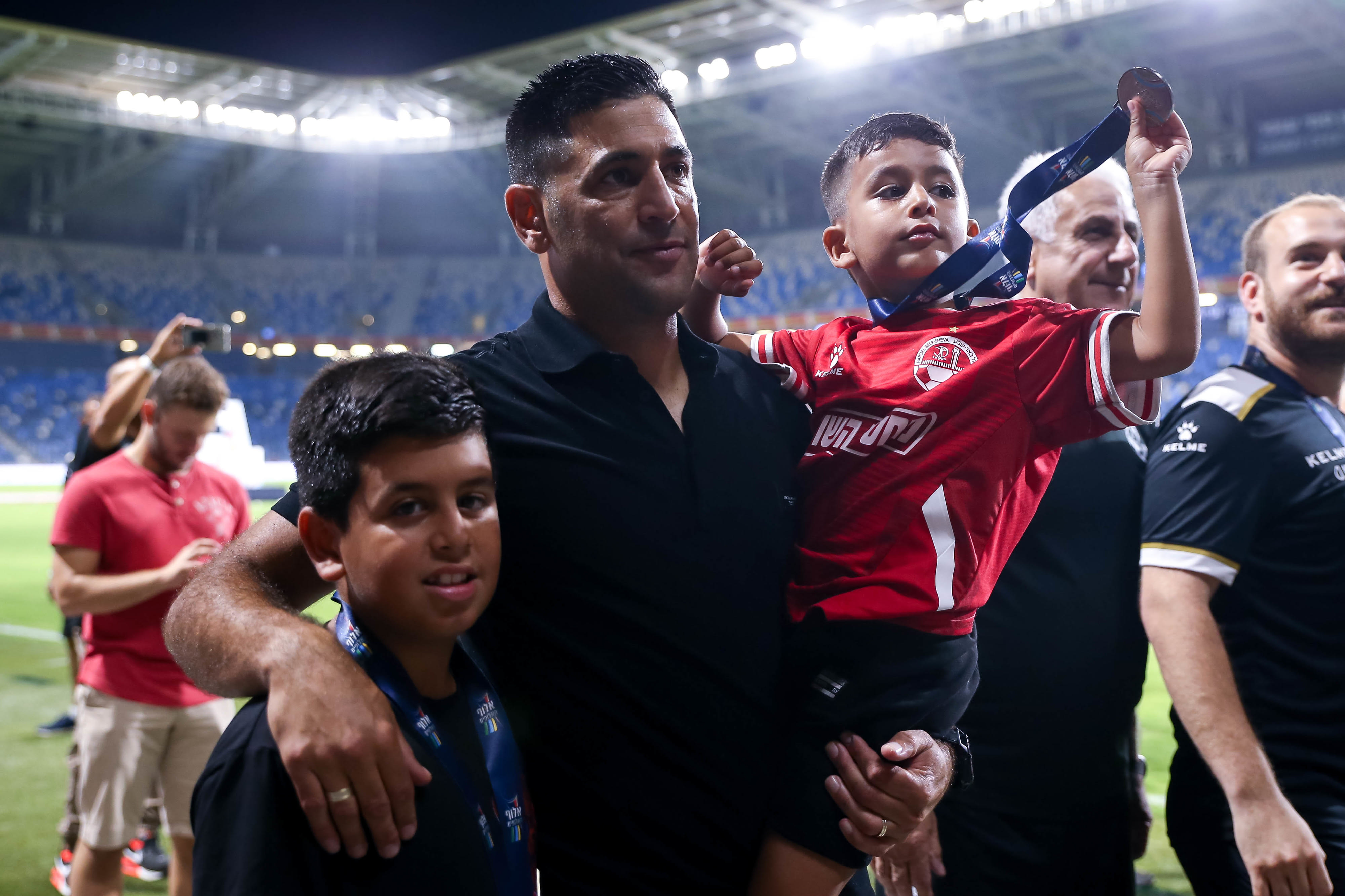 מאמן הפועל באר שבע אליניב ברדה עם משפחתו