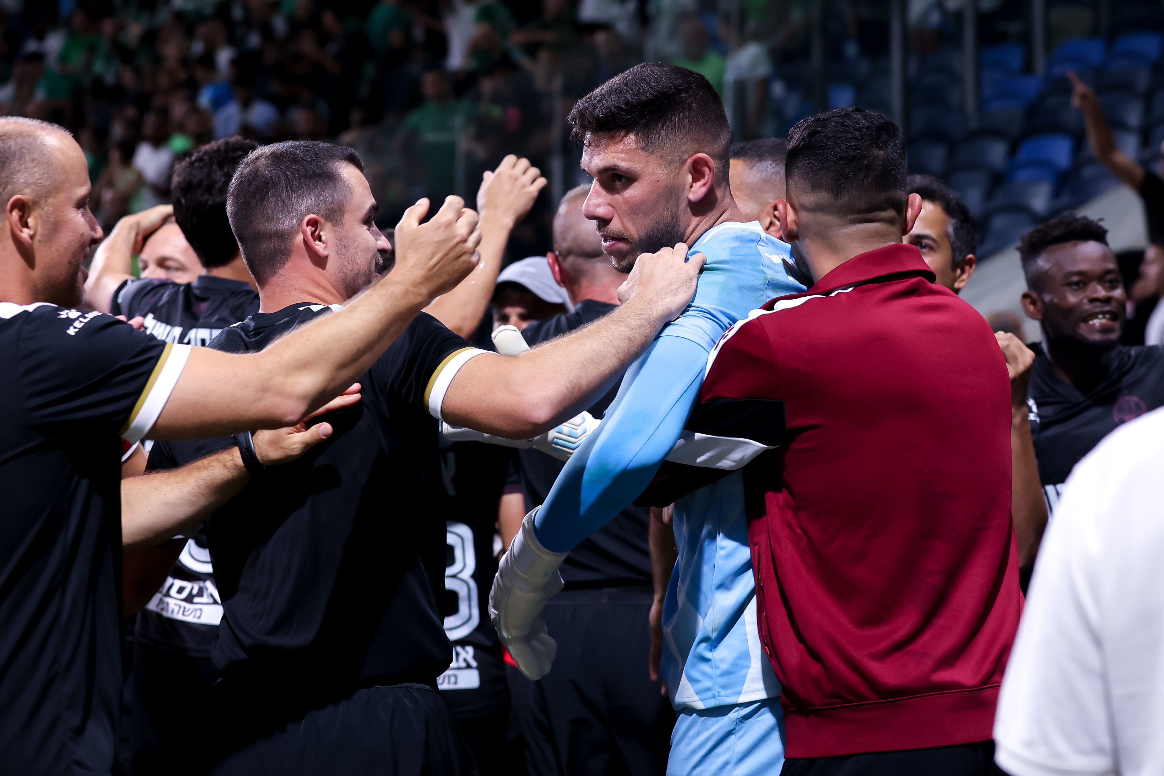 שחקני הפועל באר שבע חוגגים עם עומרי גלזר