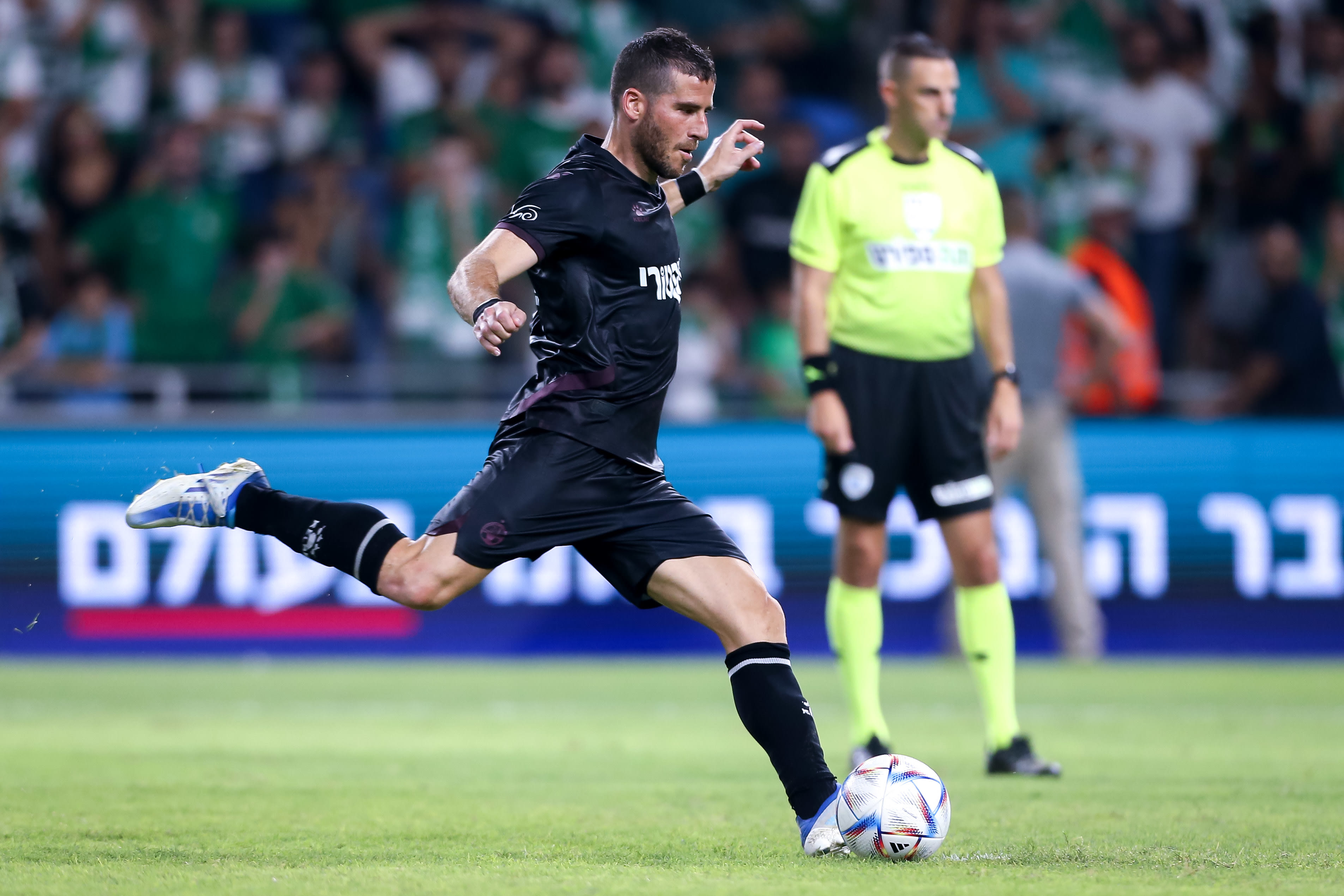 תומר חמד, שחקן הפועל באר שבע, בועט פנדל