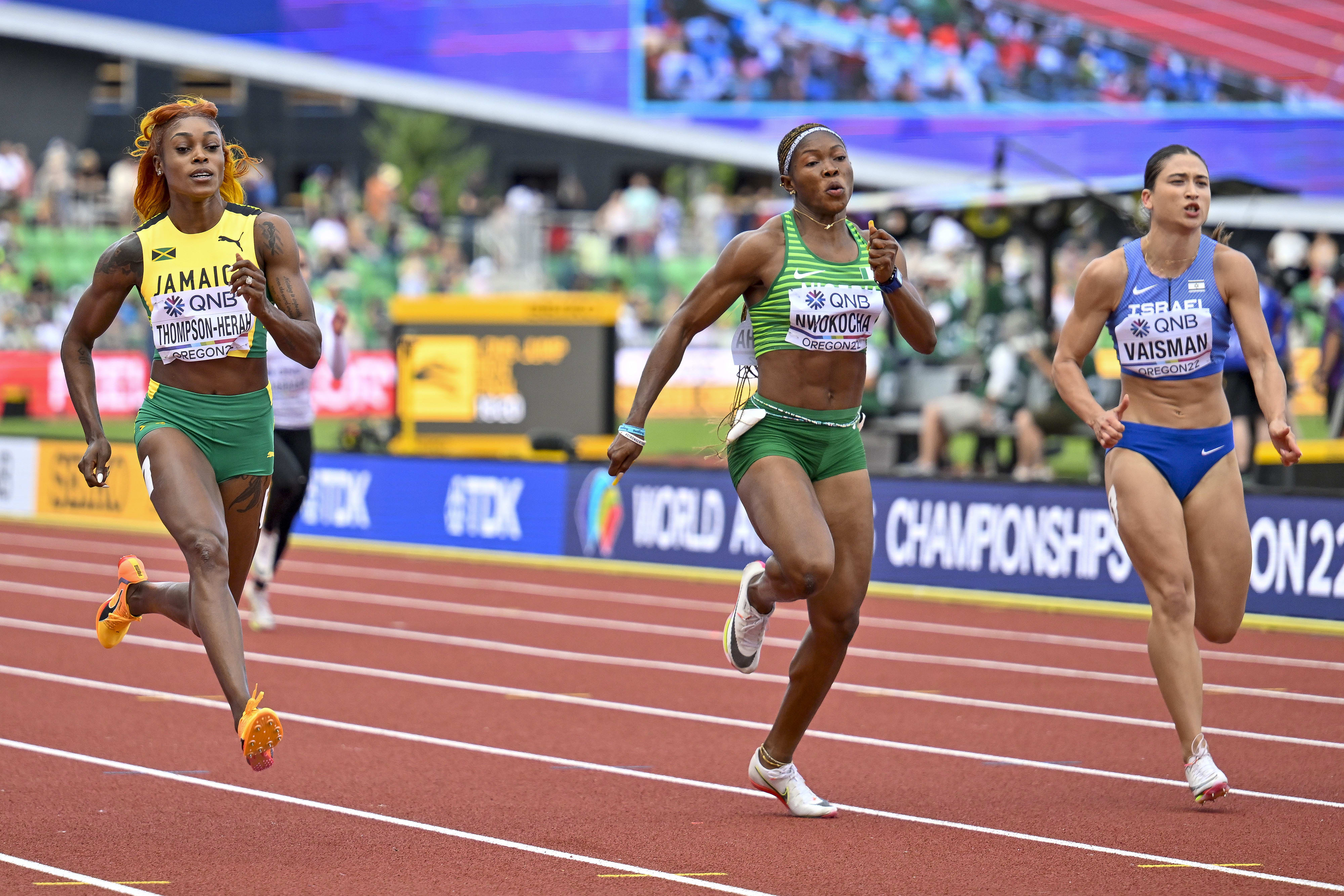 האצנית הג'מייקנית איליין תומפסון-הרה, לצידה דיאנה ויסמן הישראלית