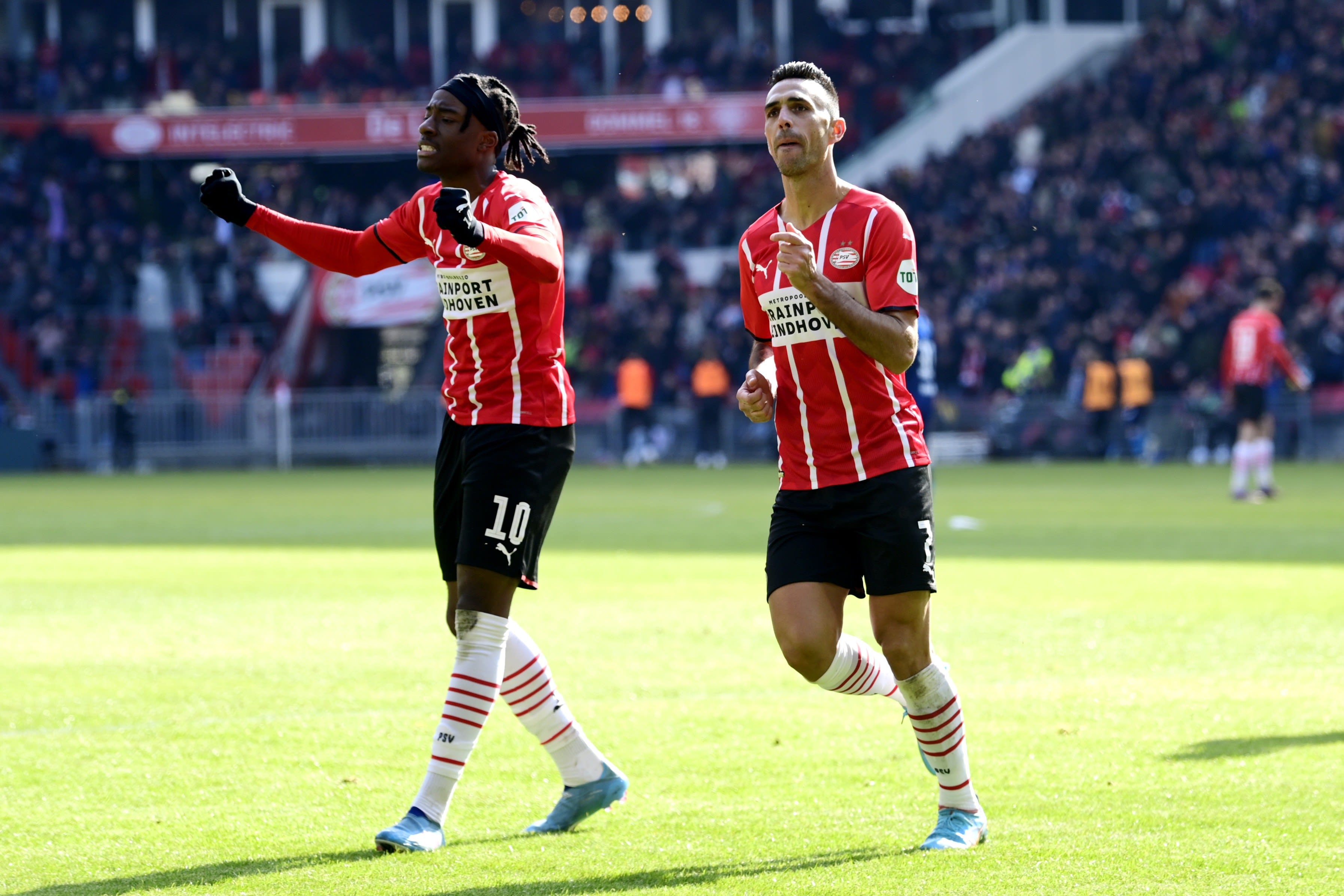 ערן זהבי, שחקן פ.ס.וו איינדהובן חוגג עם נוני מדואקה