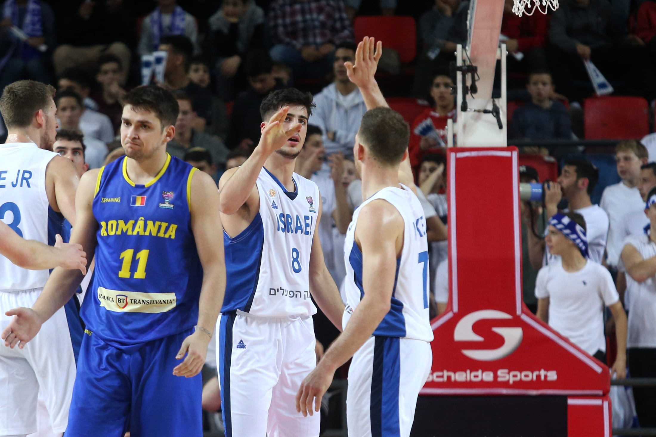 שחקני נבחרת ישראל בכדורסל גל מקל עם דני אבדיה