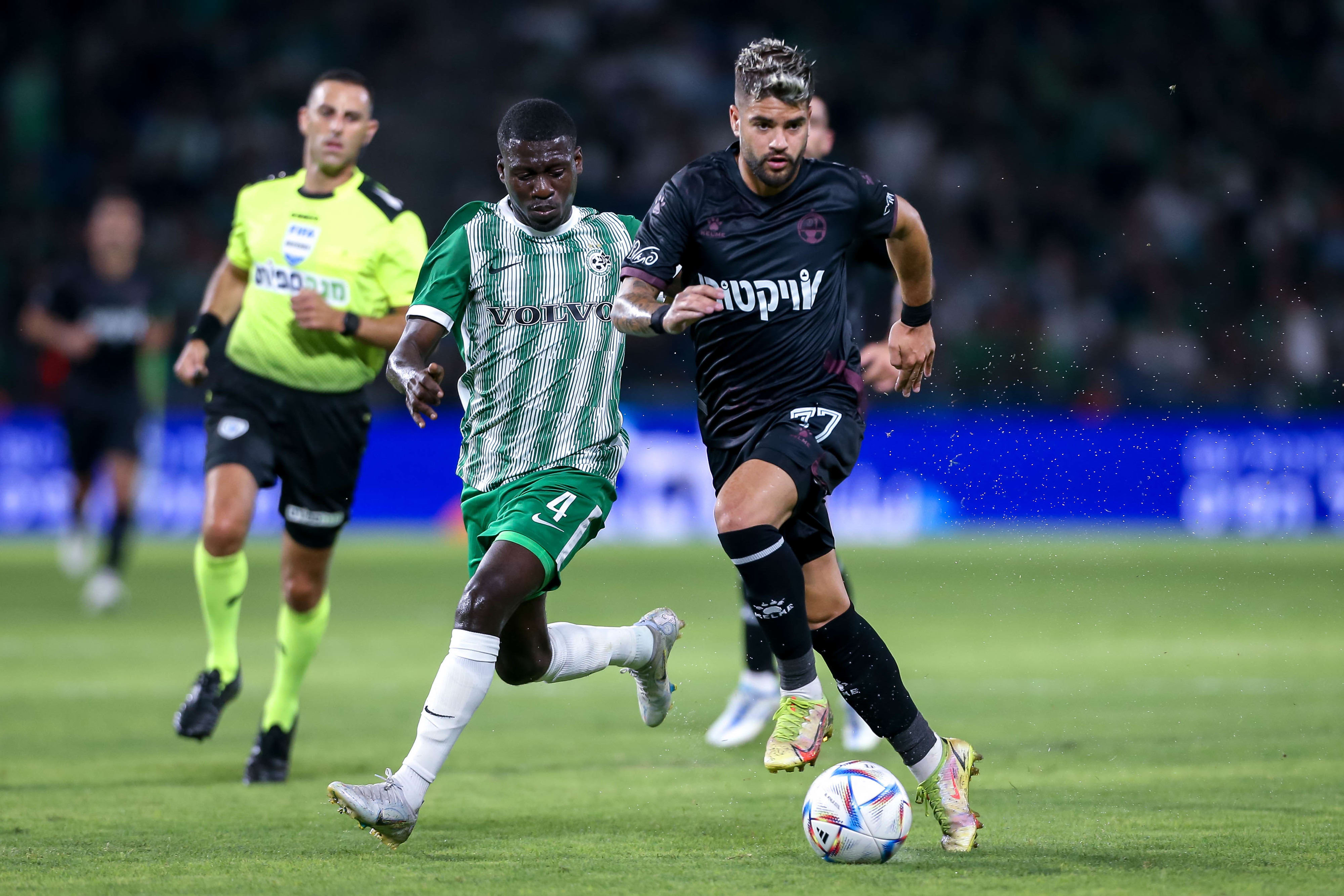 שחקן הפועל באר שבע רותם חטואל, מול שחקן מכבי חיפה עלי מוחמד