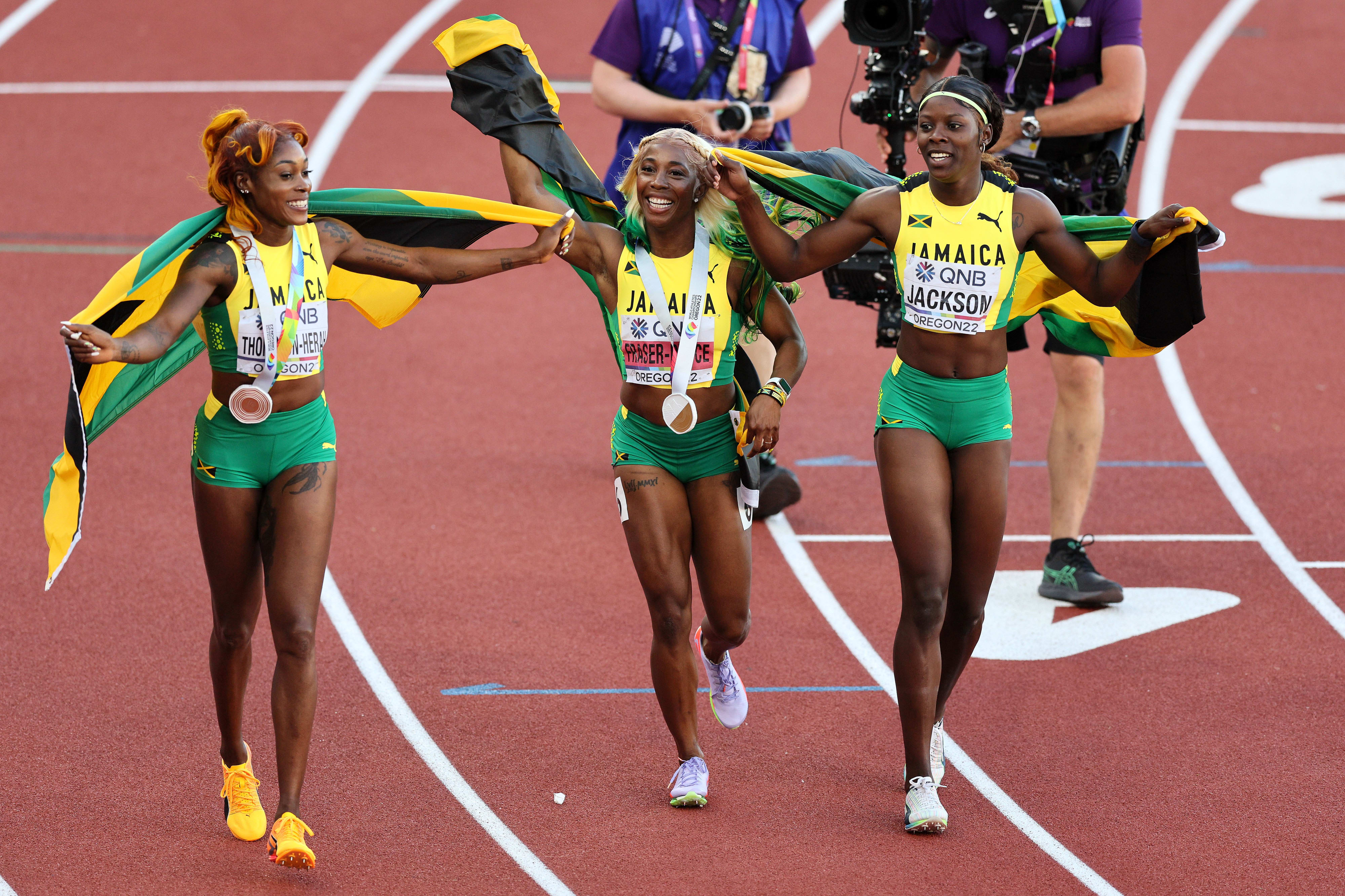 שלי אן פרייז'ר פרייס אחרי הזכייה באליפות העולם בפעם החמישית בקריירה, לצד שריקה ג'קסון, איליין תומפסון הרה