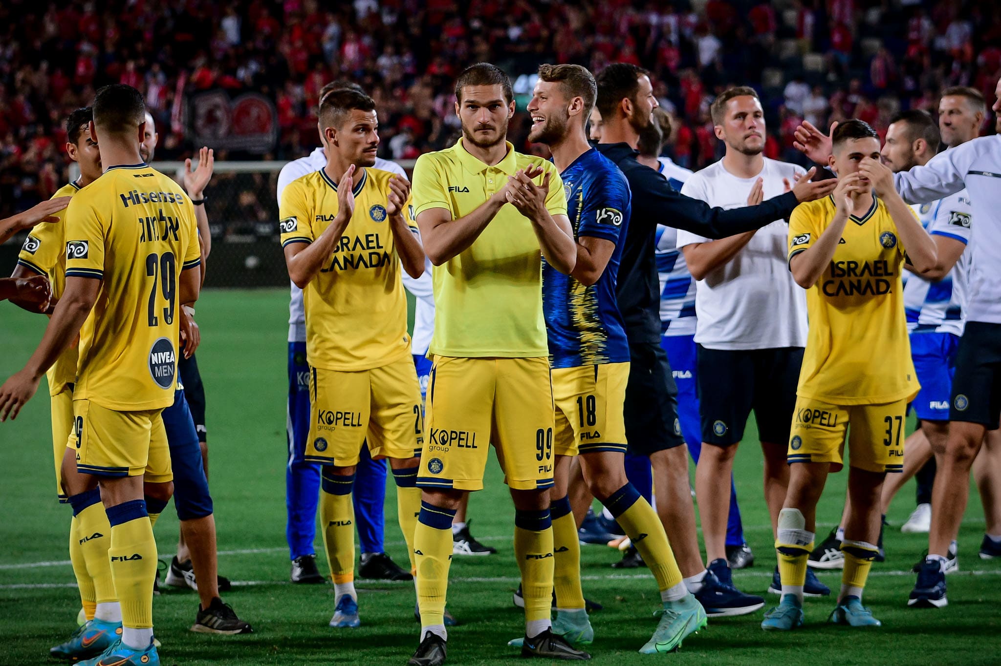 שחקן מכבי תל אביב ג'ורג'ה יובאנוביץ' עם אוסקר גלוך, עדן שמיר, אילון אלמוג