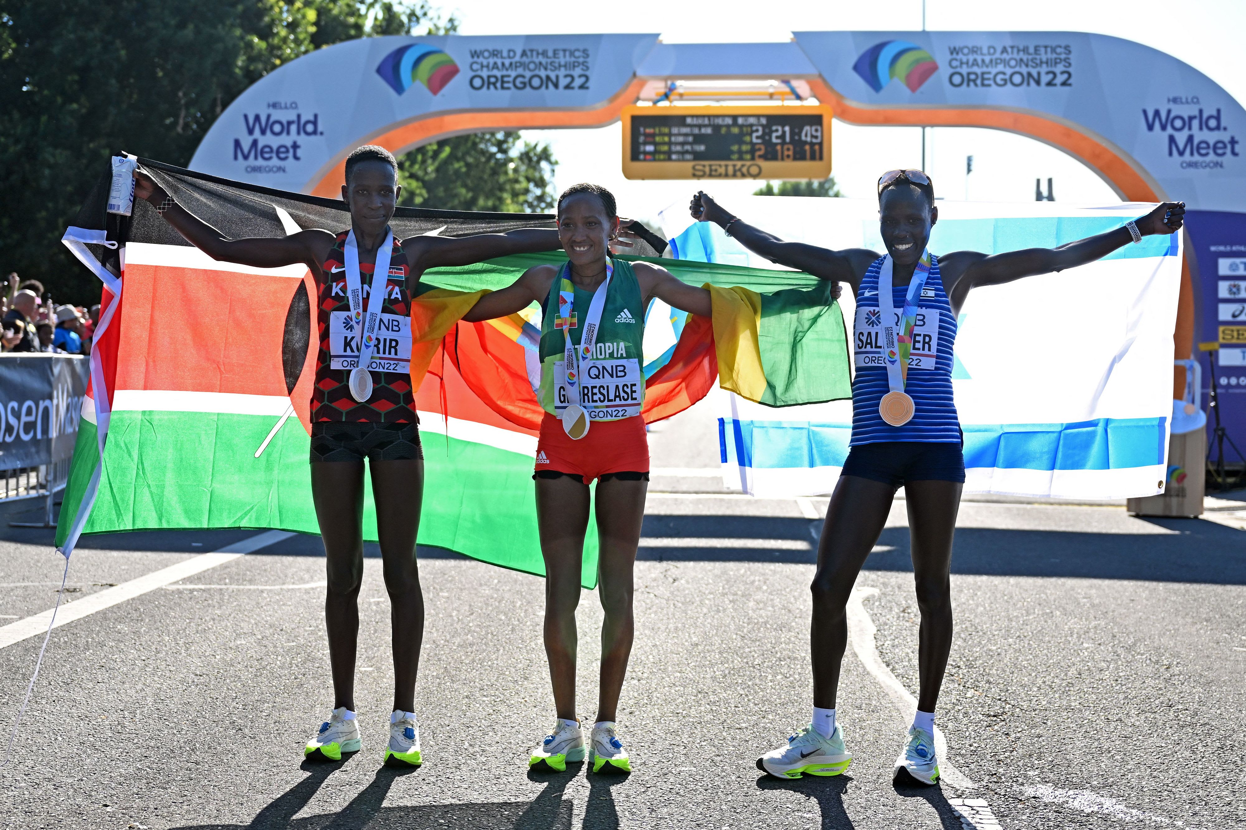 לונה צ'מטאי סלפטר והזוכות במרתון באליפות העולם באתלטיקה 2022