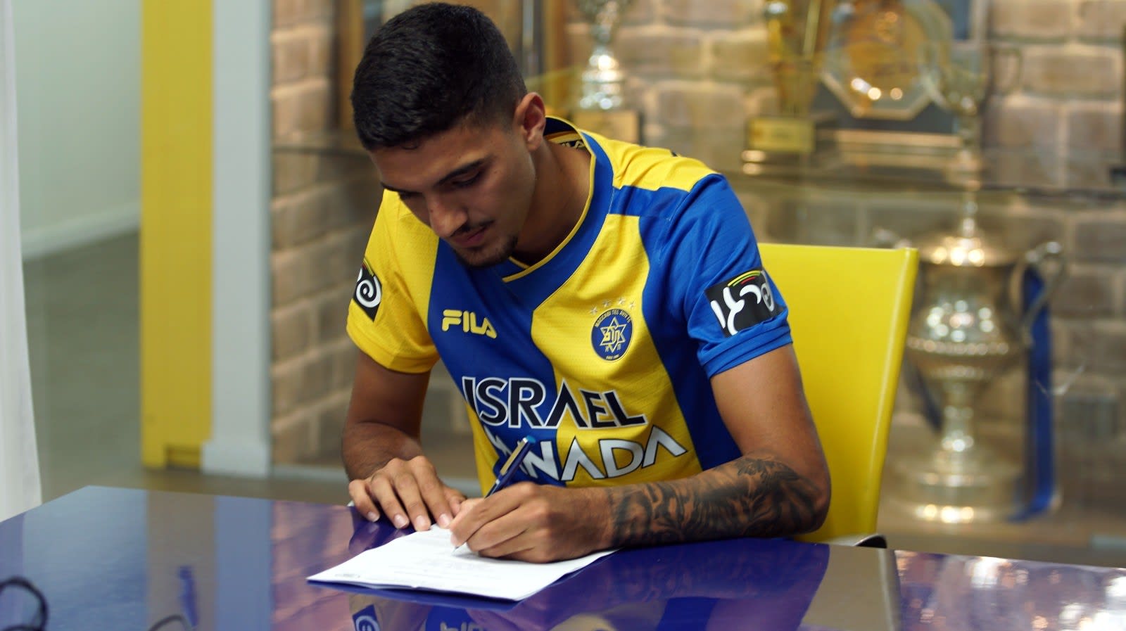 שון עדרי שחקן מכבי תל אביב חותם על חוזה