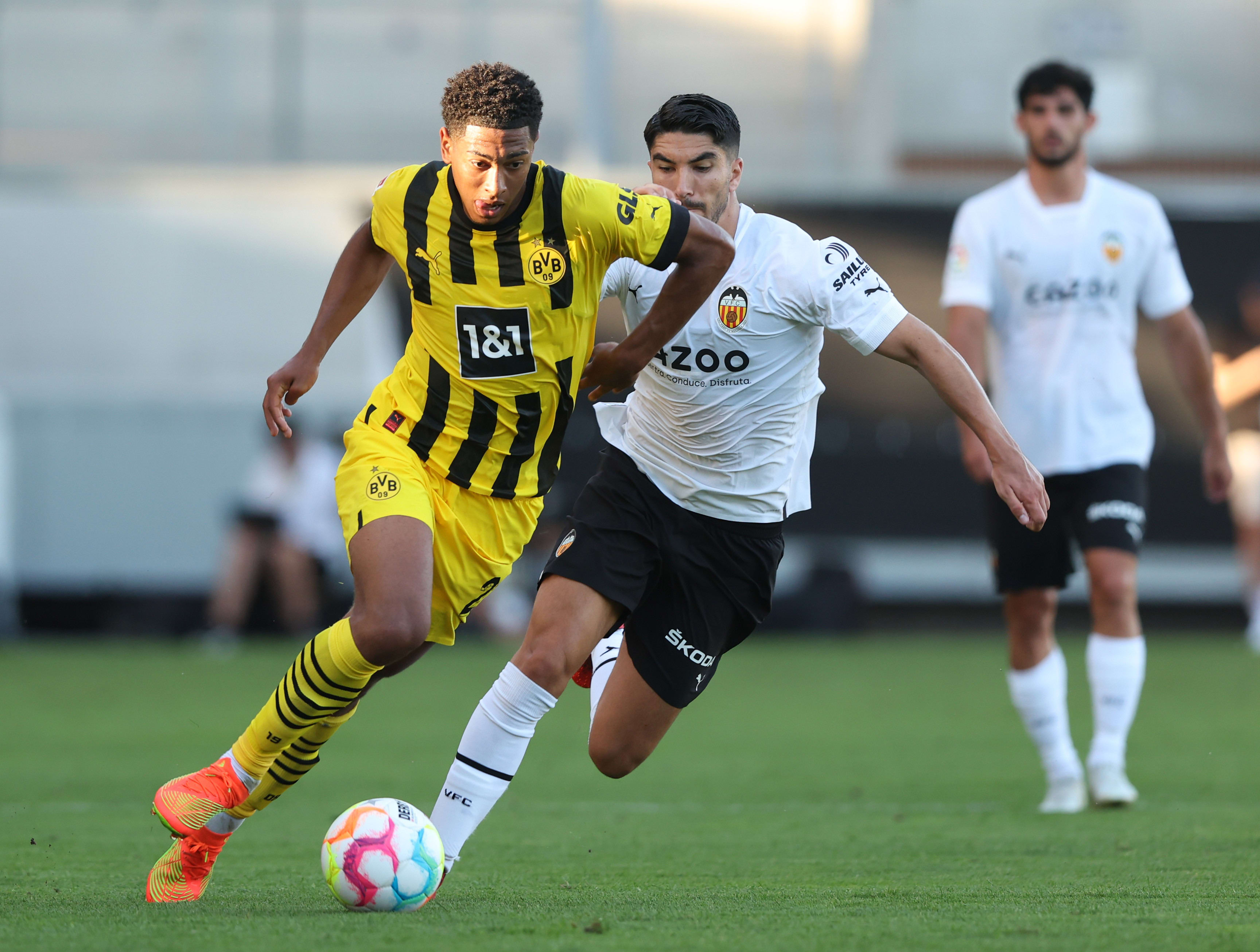 ג'וד בלינגהאם שחקן בורוסיה דורטמונד מול קרלוס סולר שחקן ולנסיה