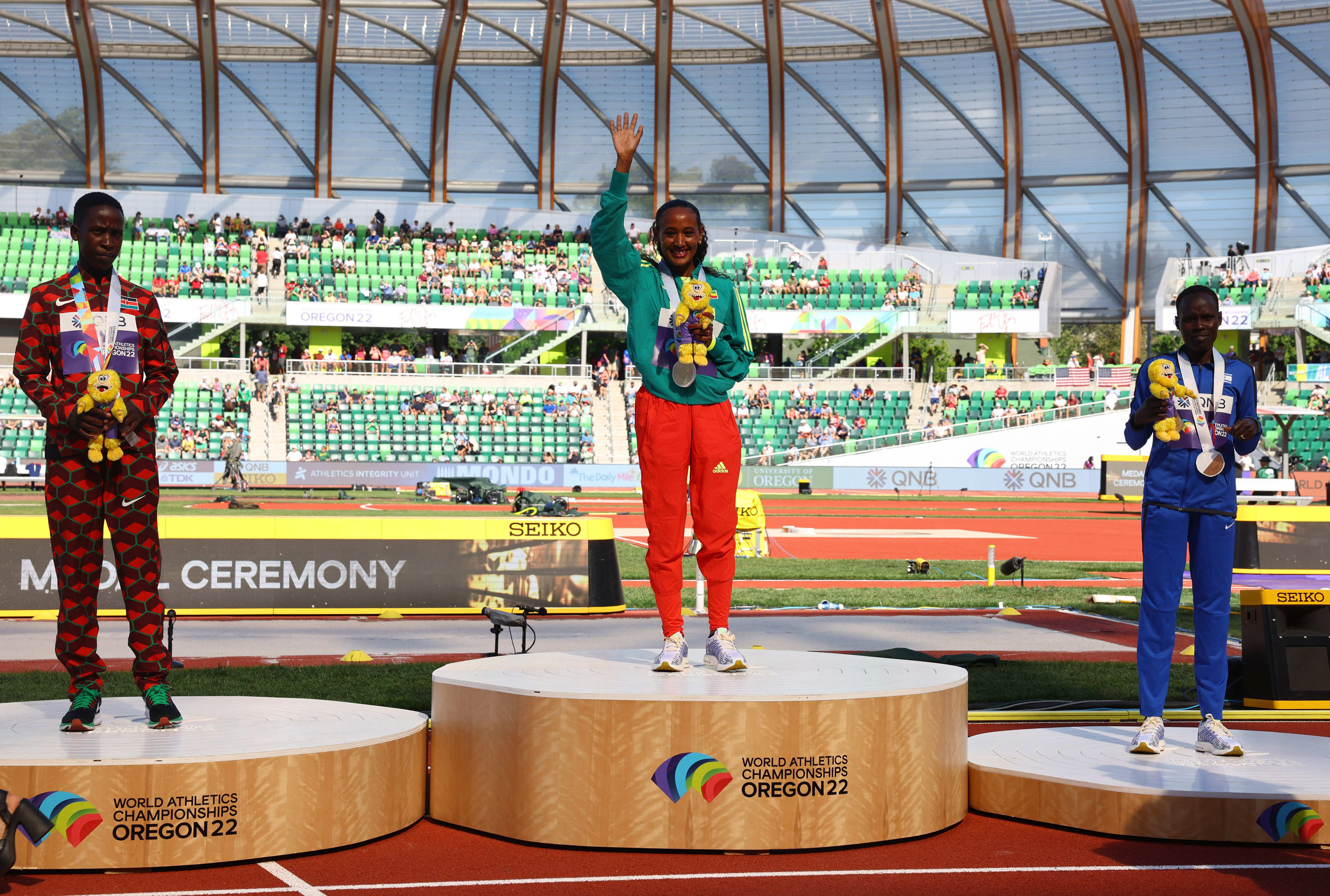 המרתוניסטית הישראלית לונה צ'מטאי סלפטר בטקס המדליות באליפות העולם 2022