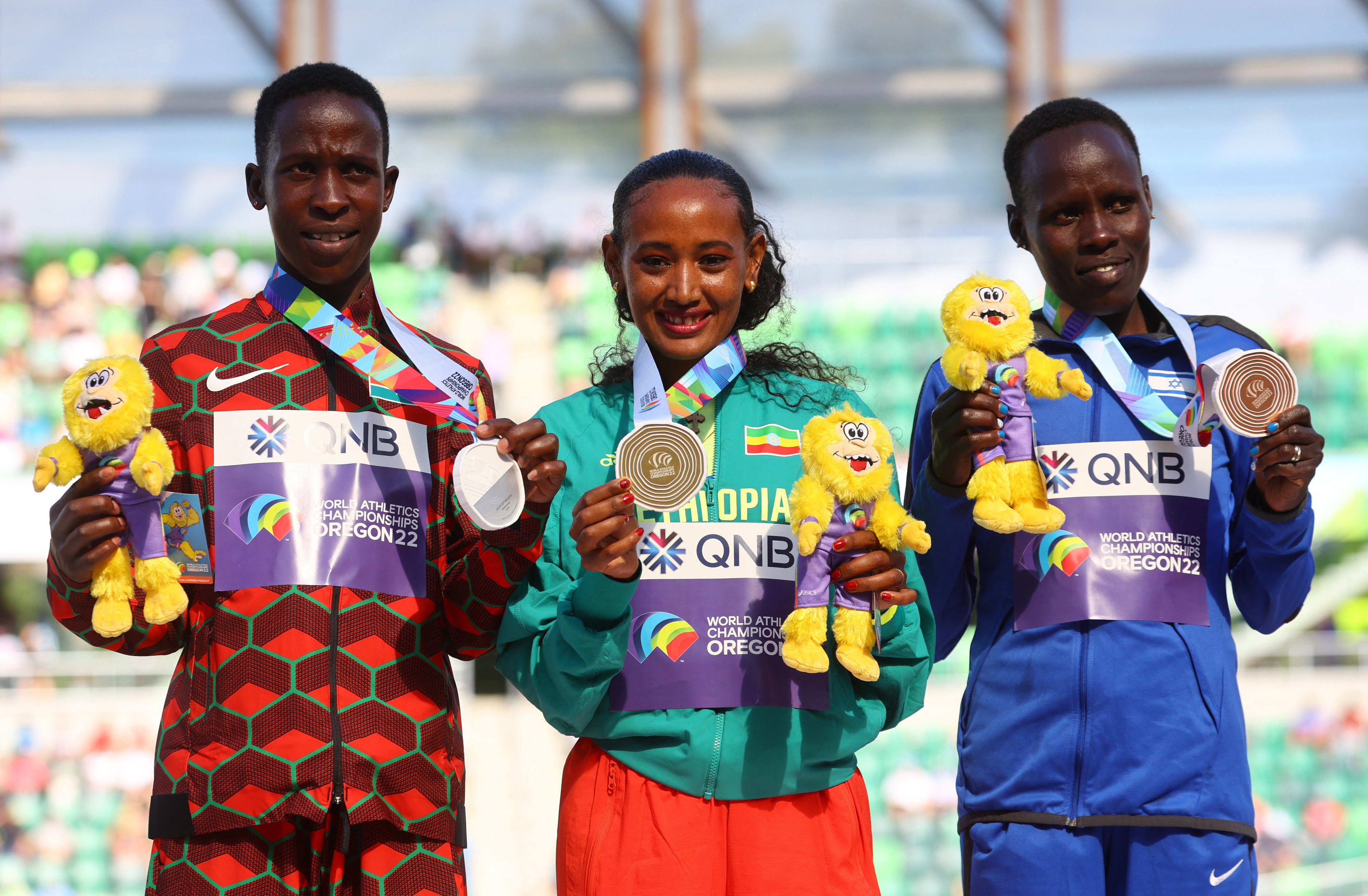 המרתוניסטית הישראלית לונה צ'מטאי סלפטר בטקס המדליות באליפות העולם 2022