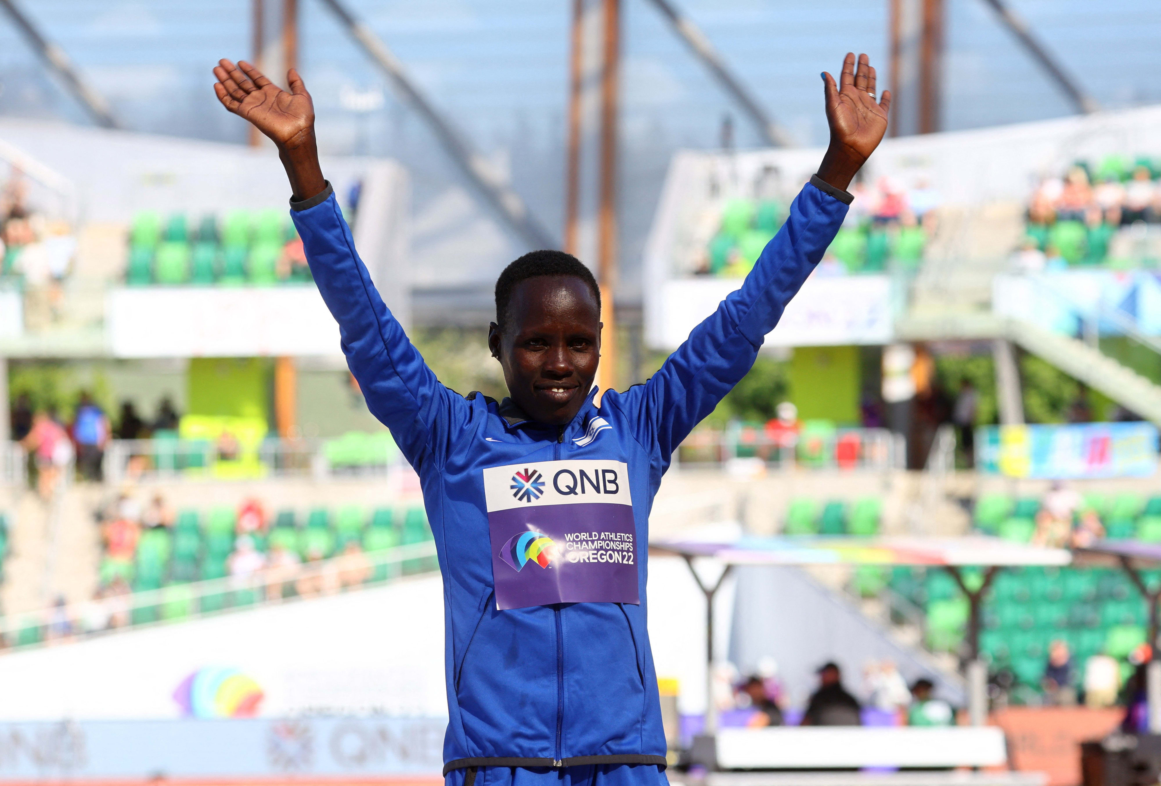 המרתוניסטית הישראלית לונה צ'מטאי סלפטר בטקס המדליות באליפות העולם 2022