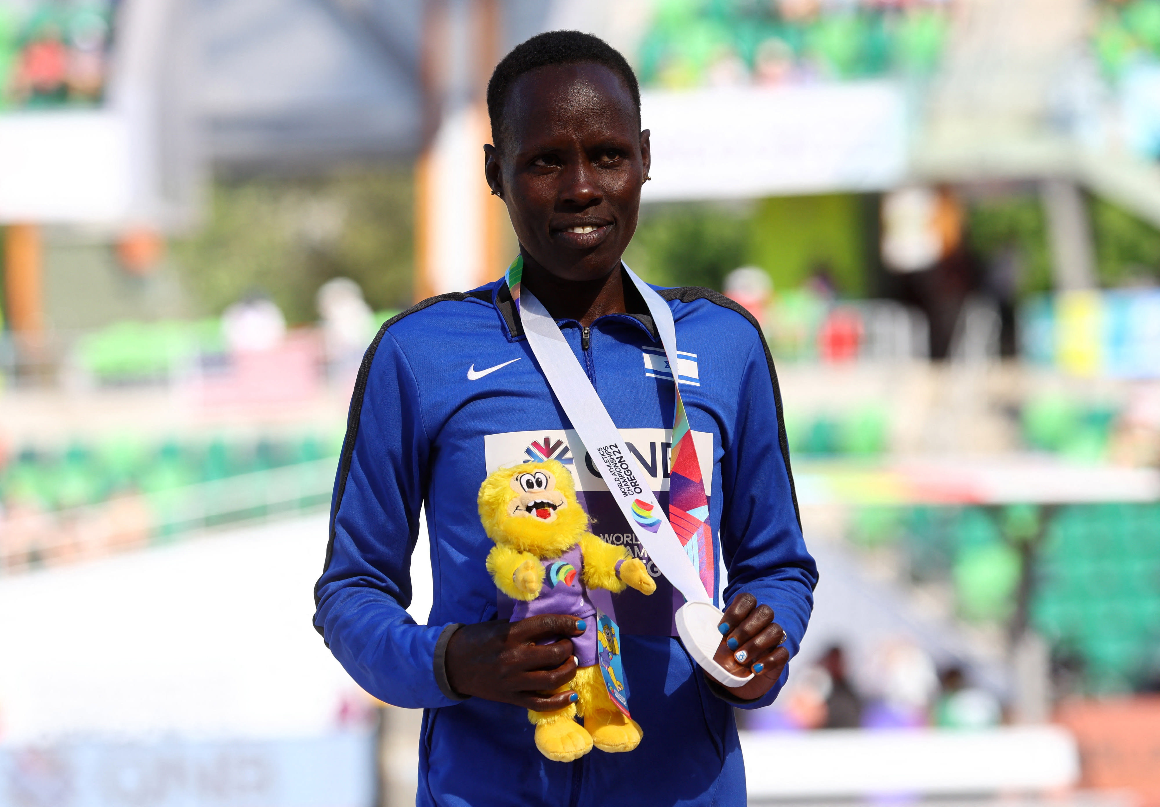 המרתוניסטית הישראלית לונה צ'מטאי סלפטר בטקס המדליות באליפות העולם 2022