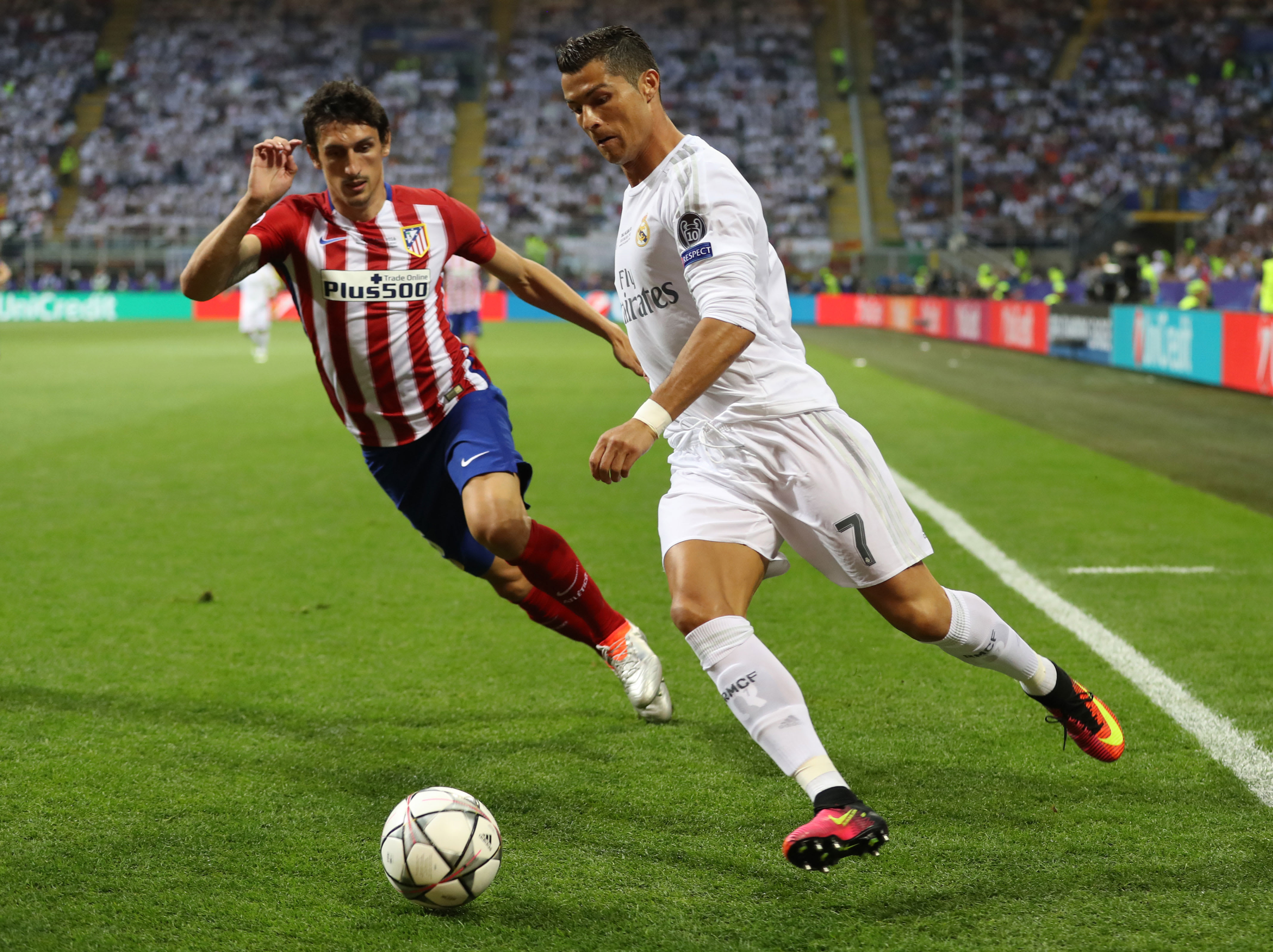 כריסטיאנו רונאלדו שחקן ריאל מדריד לפני סטפן סאביץ' שחקן אתלטיקו מדריד