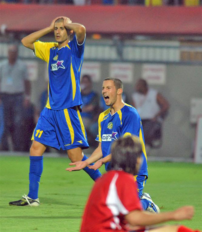 עומר פרץ שחקן מכבי תל אביב בוכה לשופט