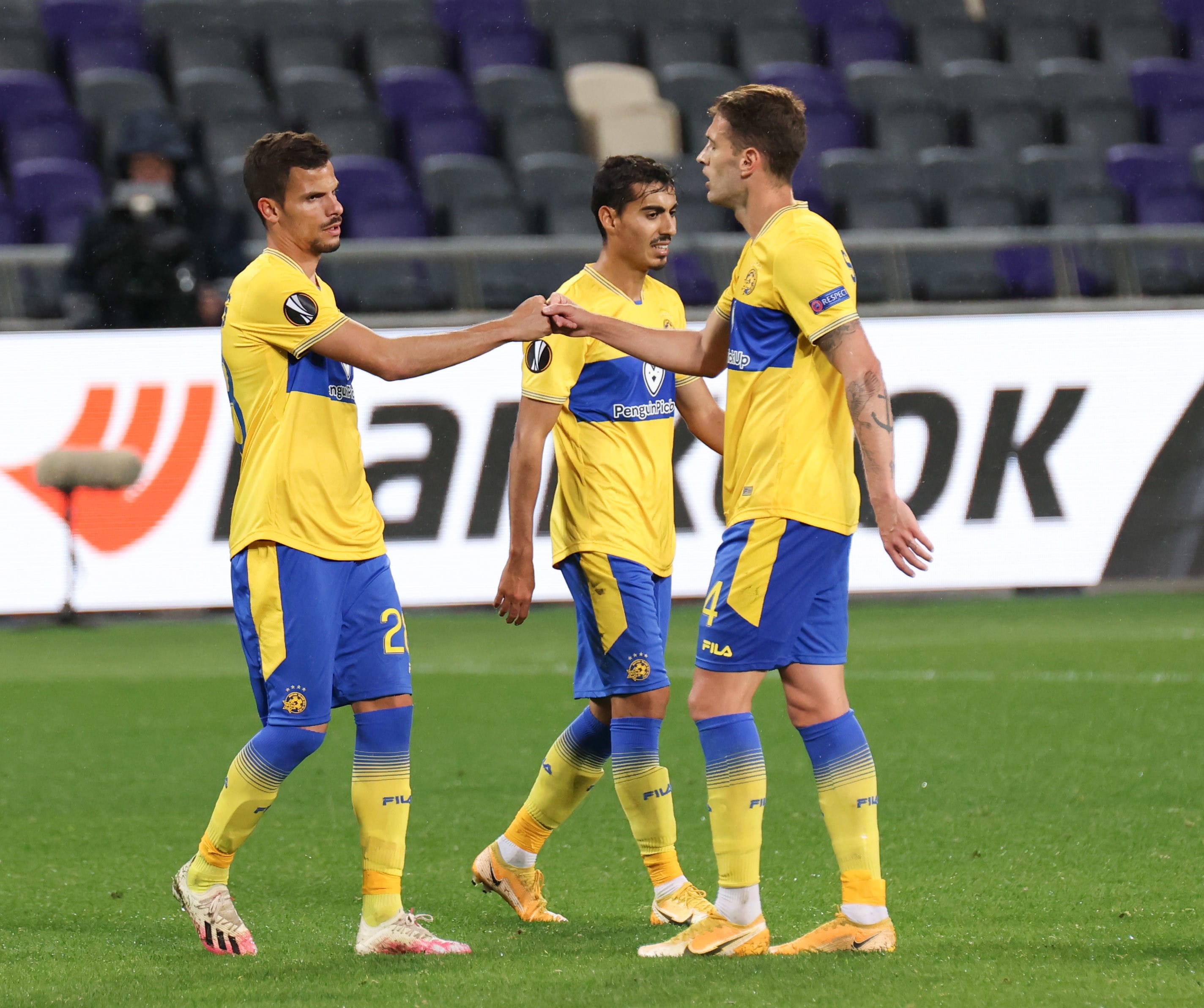 אנדרה ז'ראלדש שחקן מכבי תל אביב עם אנריק סבוריט