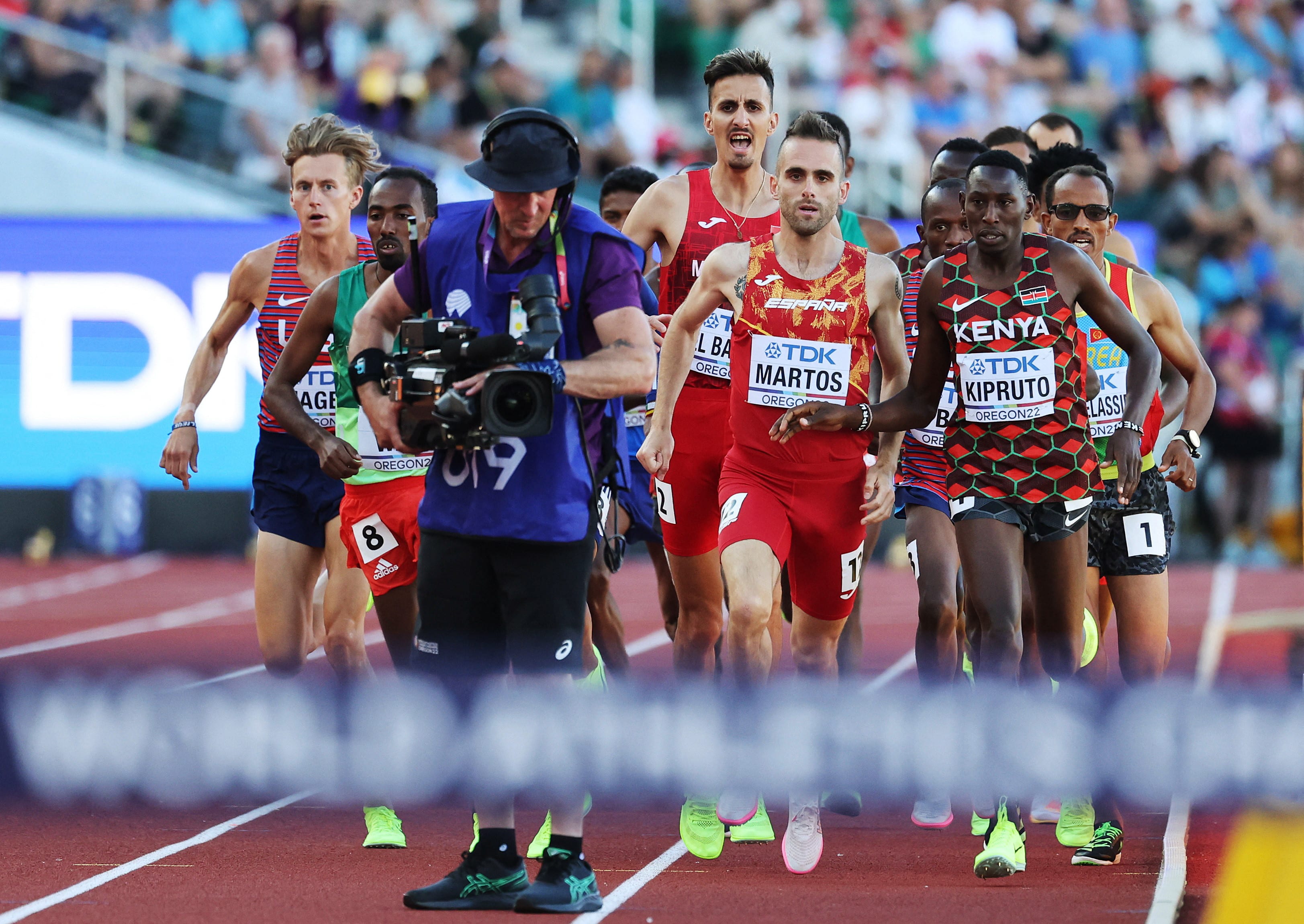 צלם מפריע לריצת 3,000 מכשולים במהלך אליפות העולם