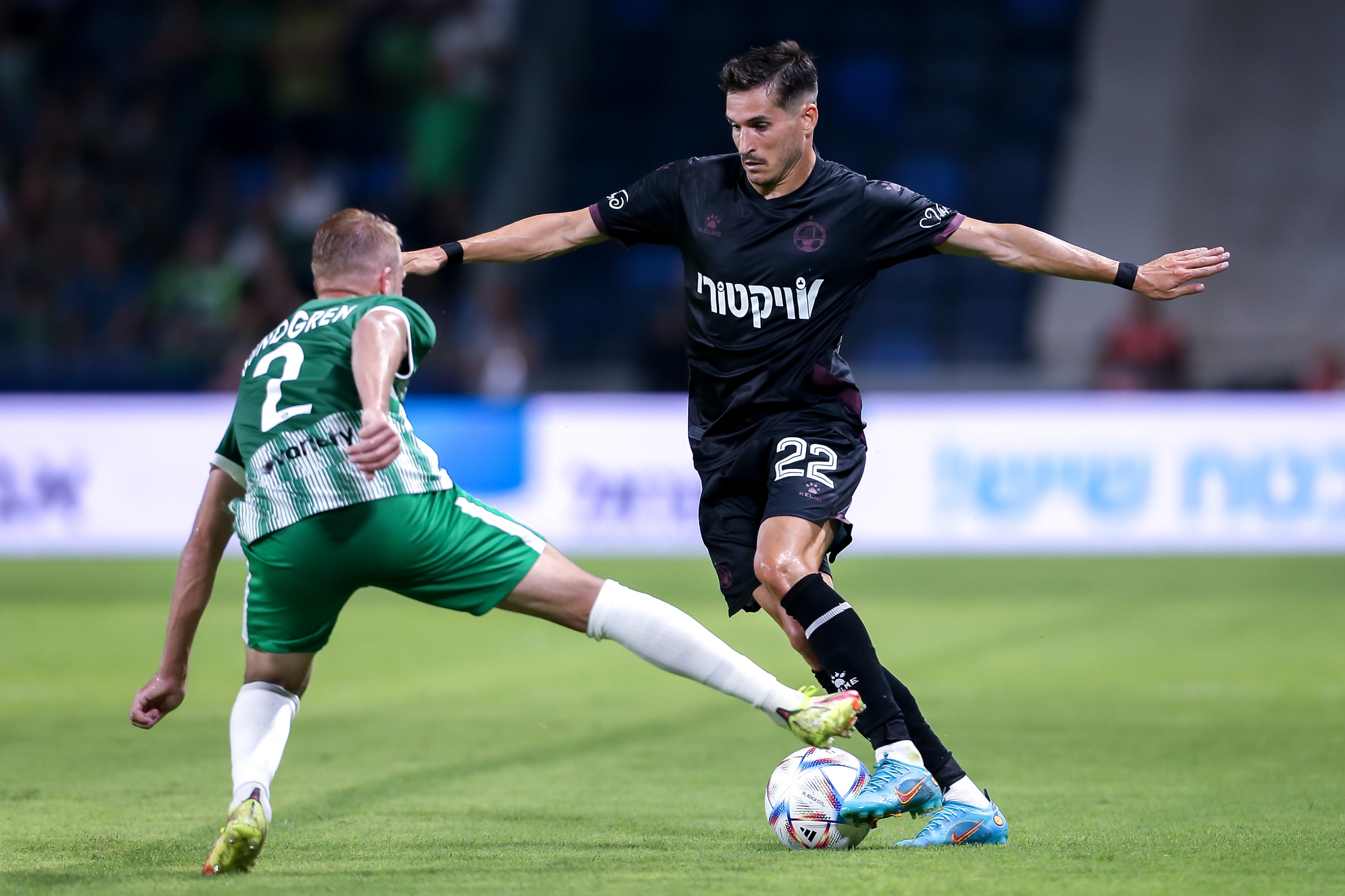 שחקן הפועל באר שבע הלדר לופס, מול דניאל סונדגרן, מכבי חיפה