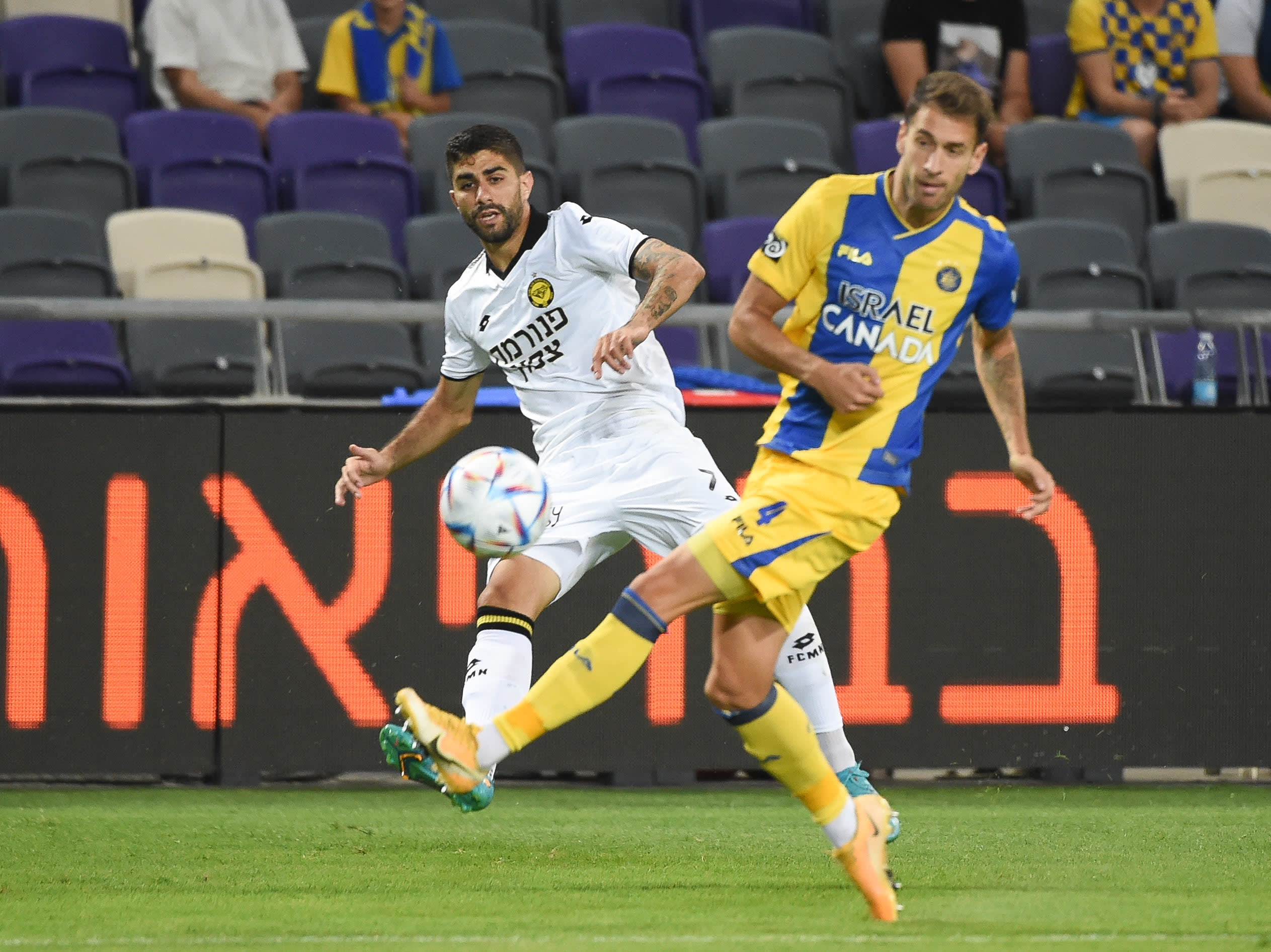 שי קונסטנטין שחקן מכבי נתניה מול אנריק סבוריט שחקן מכבי תל אביב