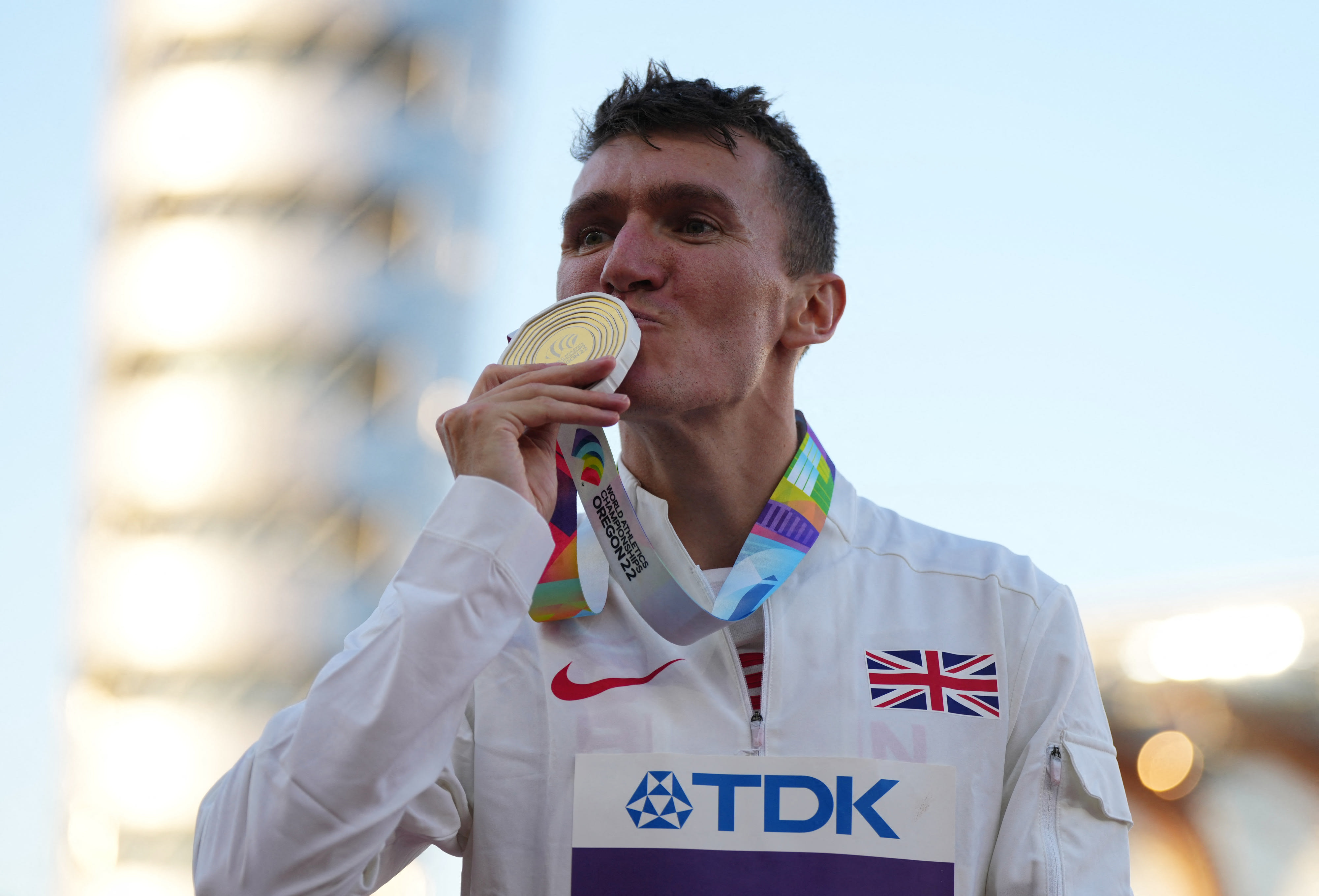 האצן הבריטי ג'ייק וייטמן חוגג את הזכייה במדליית הזהב באליפות העולם