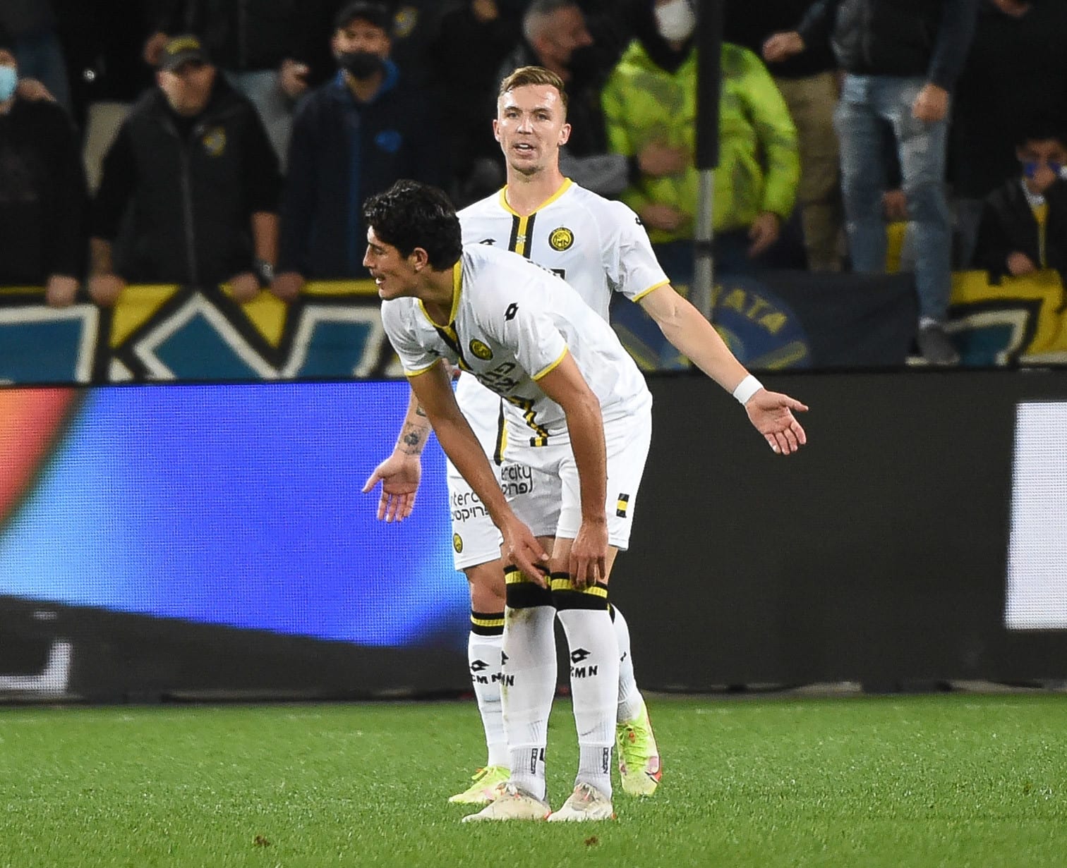 עדן קארצב שחקן מכבי נתניה עם עומרי גנדלמן