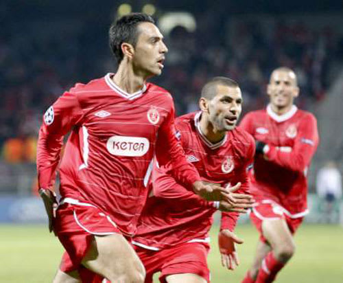 ערן זהבי שחקן הפועל תל אביב חוגג שער עם סלים טועמה