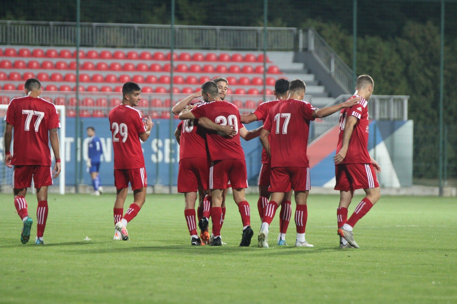 שחקני הפועל תל אביב חוגגים שער של עידן ורד