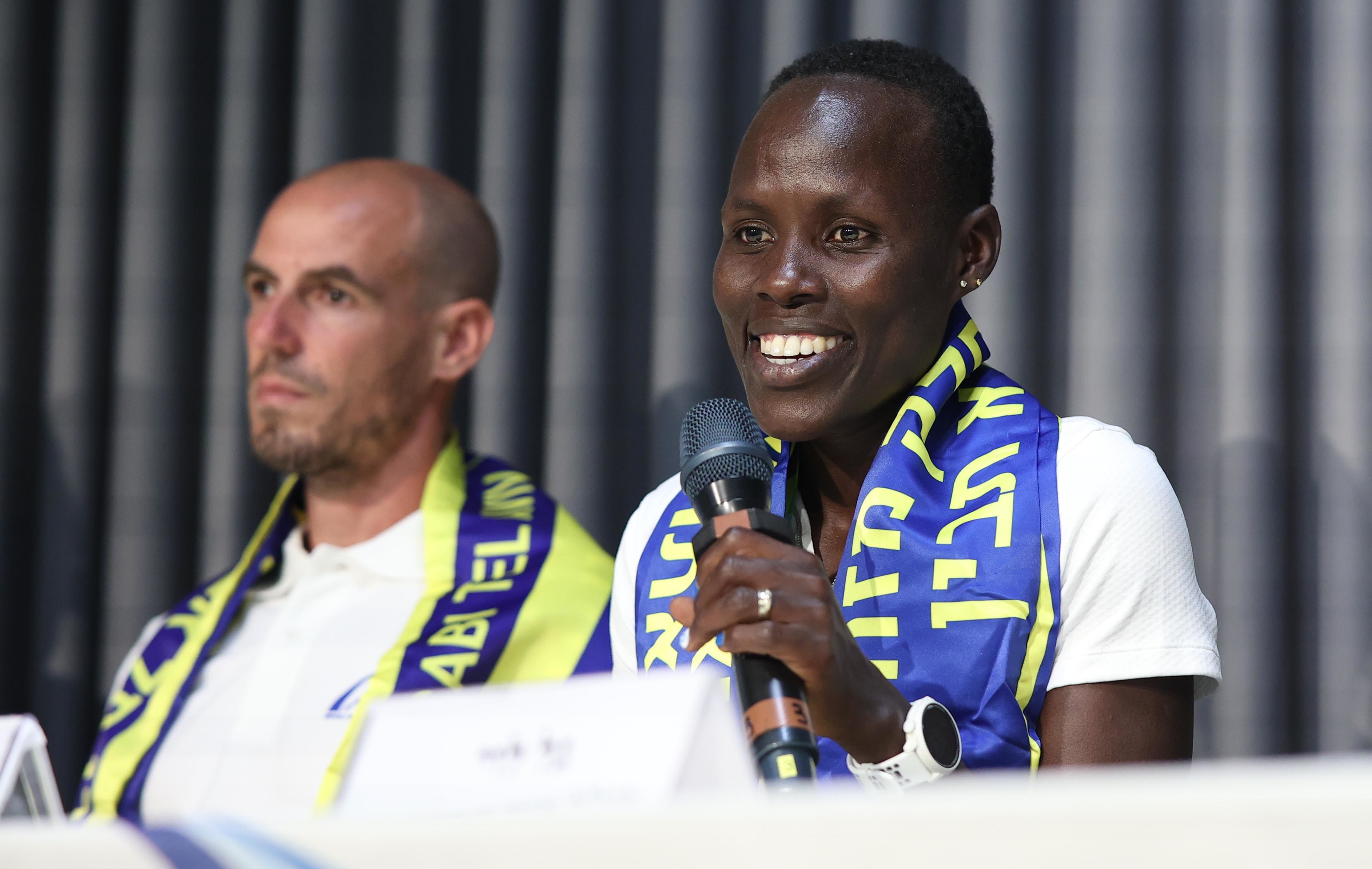 המרתוניסטית הישראלית לונה צ'מטאי סלפטר במסיבת עיתונאים עם דן סלפטר אחרי הזכייה במדליית הארד באליפות העולם