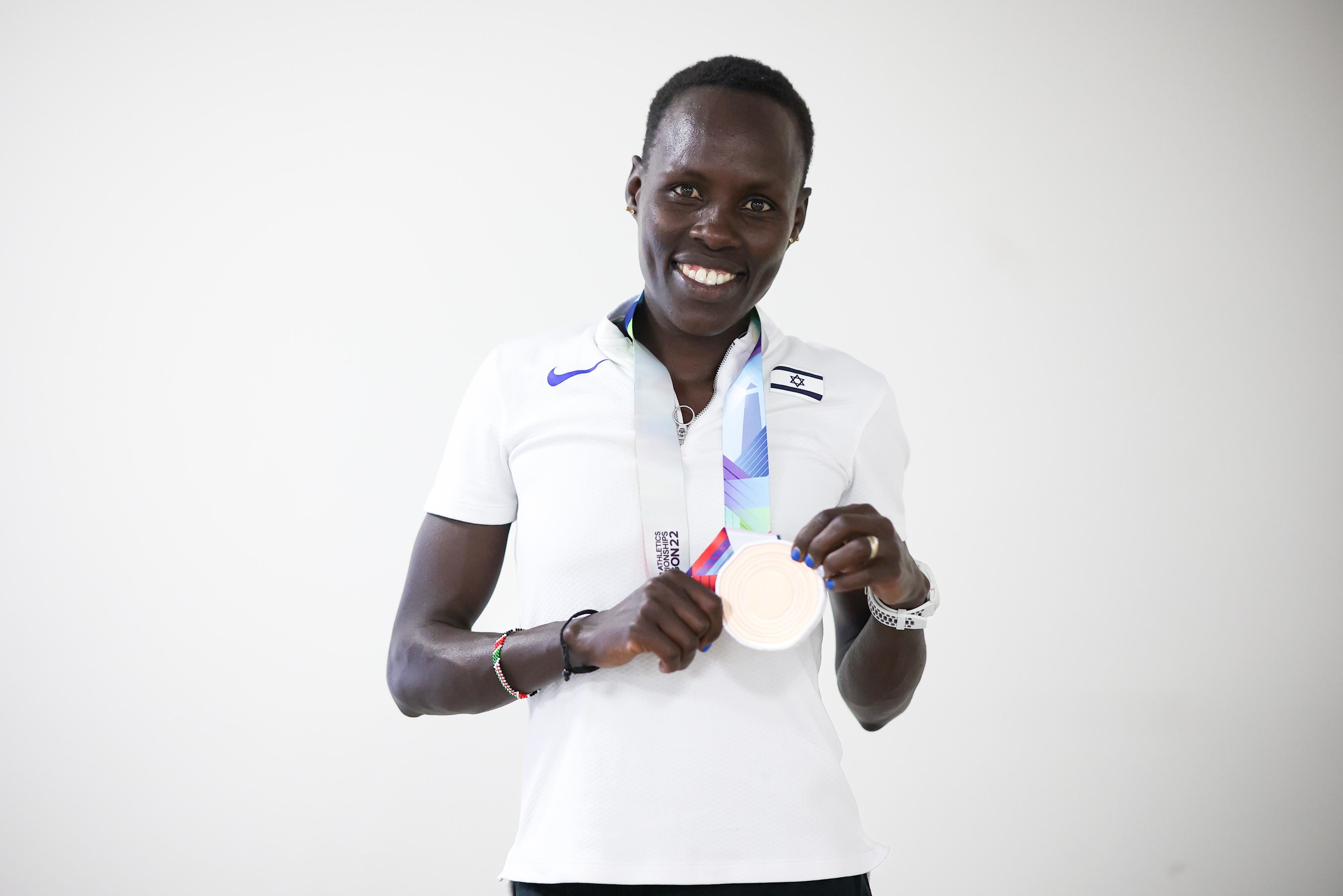 המרתוניסטית הישראלית לונה צ'מטאי סלפטר במסיבת עיתונאים אחרי הזכייה במדליית הארד באליפות העולם