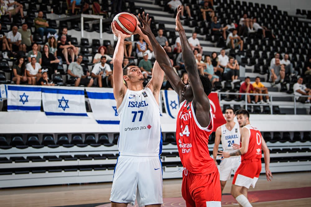 שחקן נבחרת העתודה של ישראל גלעד לוי מול שחקן נבחרת טורקיה עד גיל 20 אדם בונה